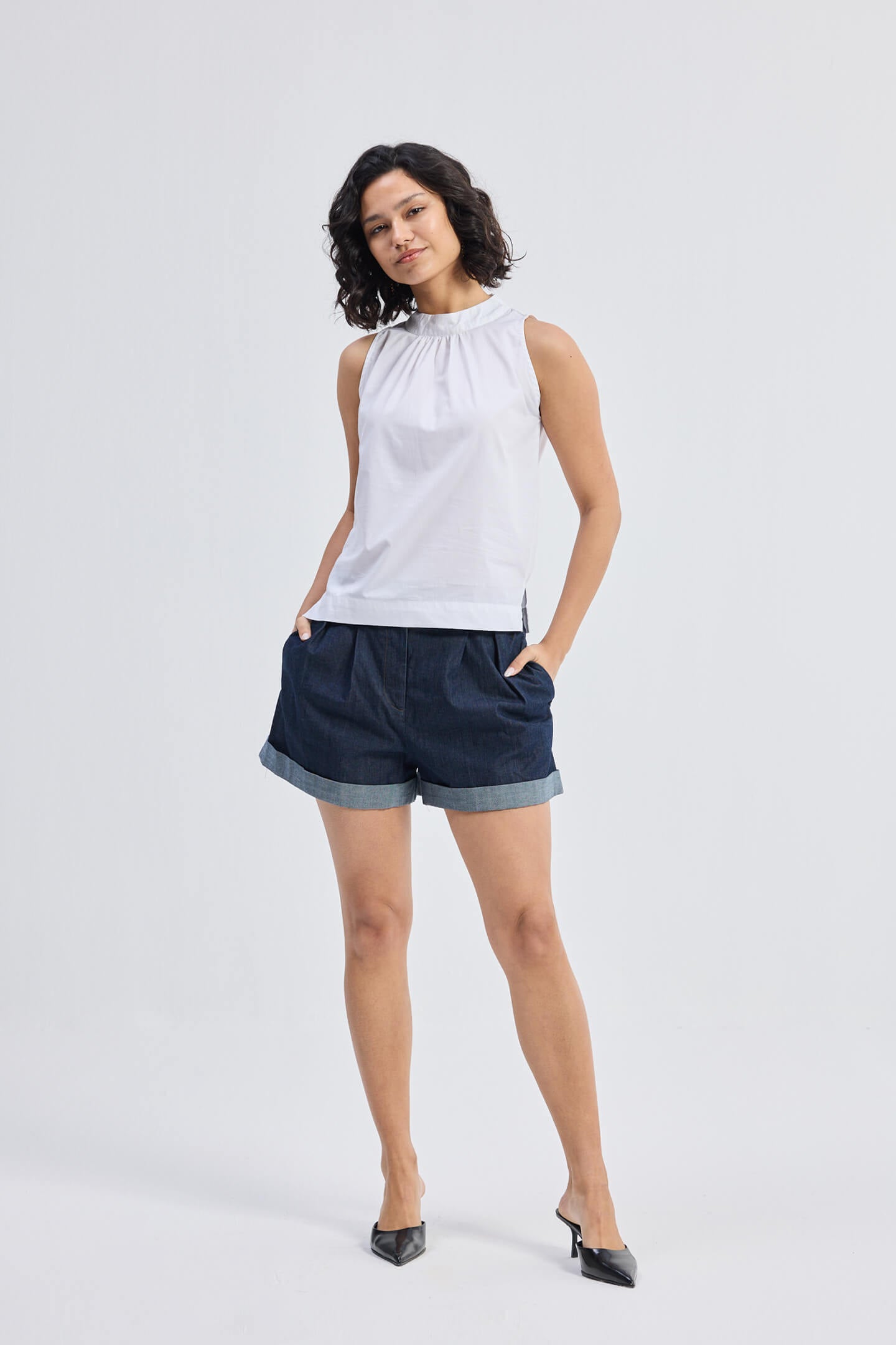 Top de cuello alto con frunces en blanco