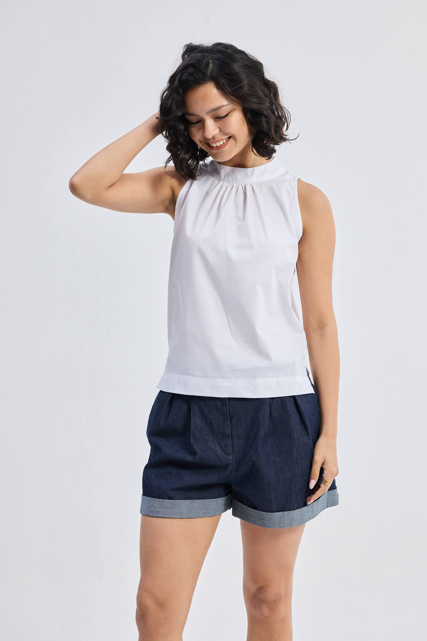 Top de cuello alto con frunces en blanco