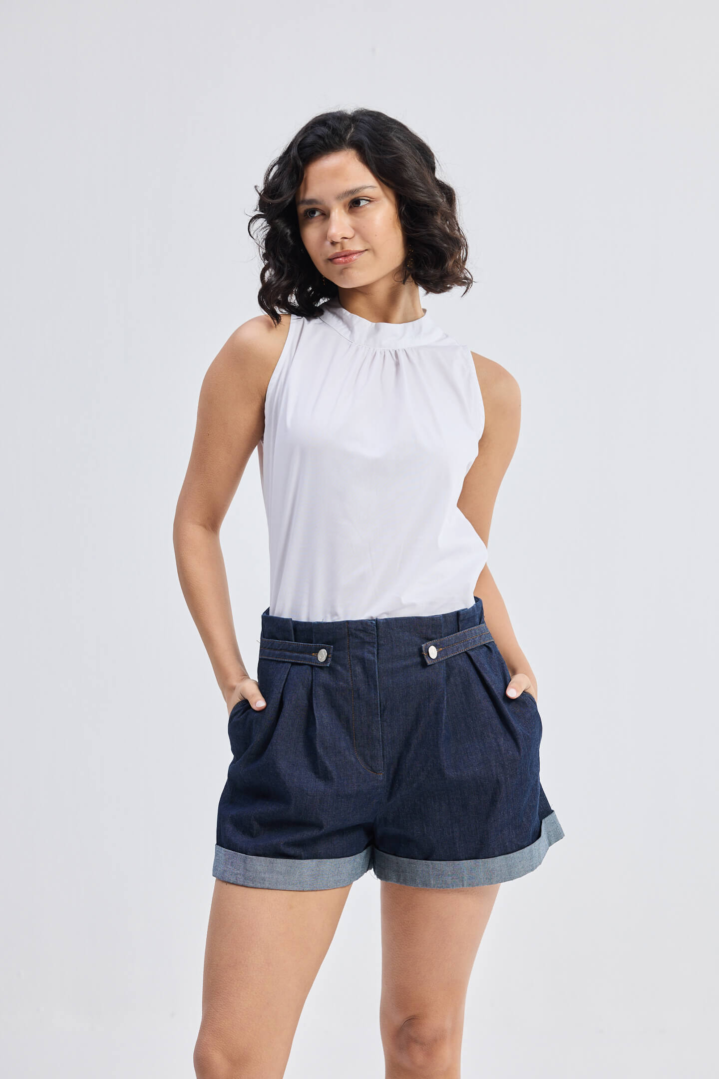 Top de cuello alto con frunces en blanco