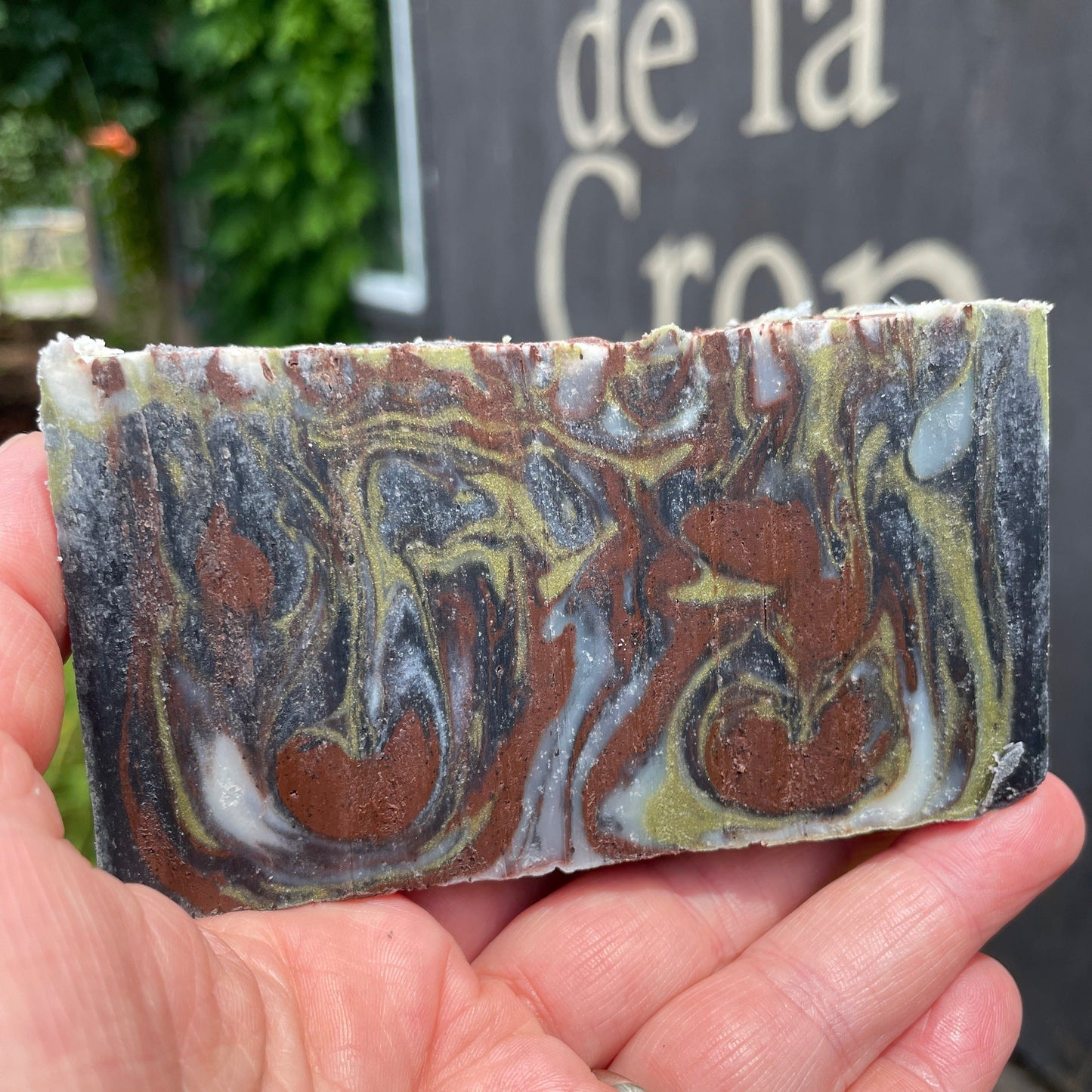 Jabón artesanal de cedro y carbón de sándalo