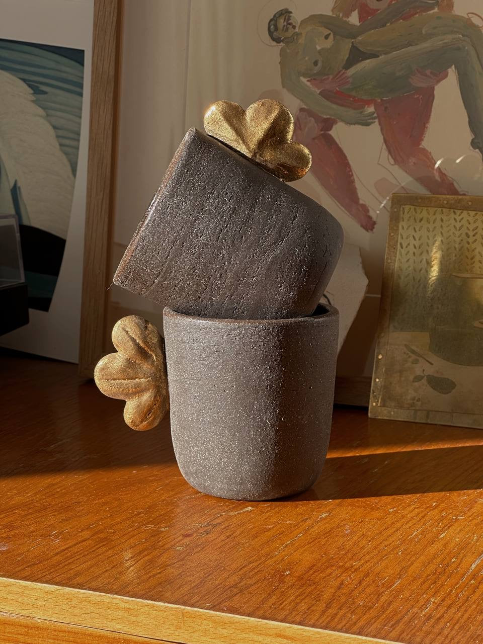 Taza de café artesanal de gres "Pumpernickel" con ala dorada 