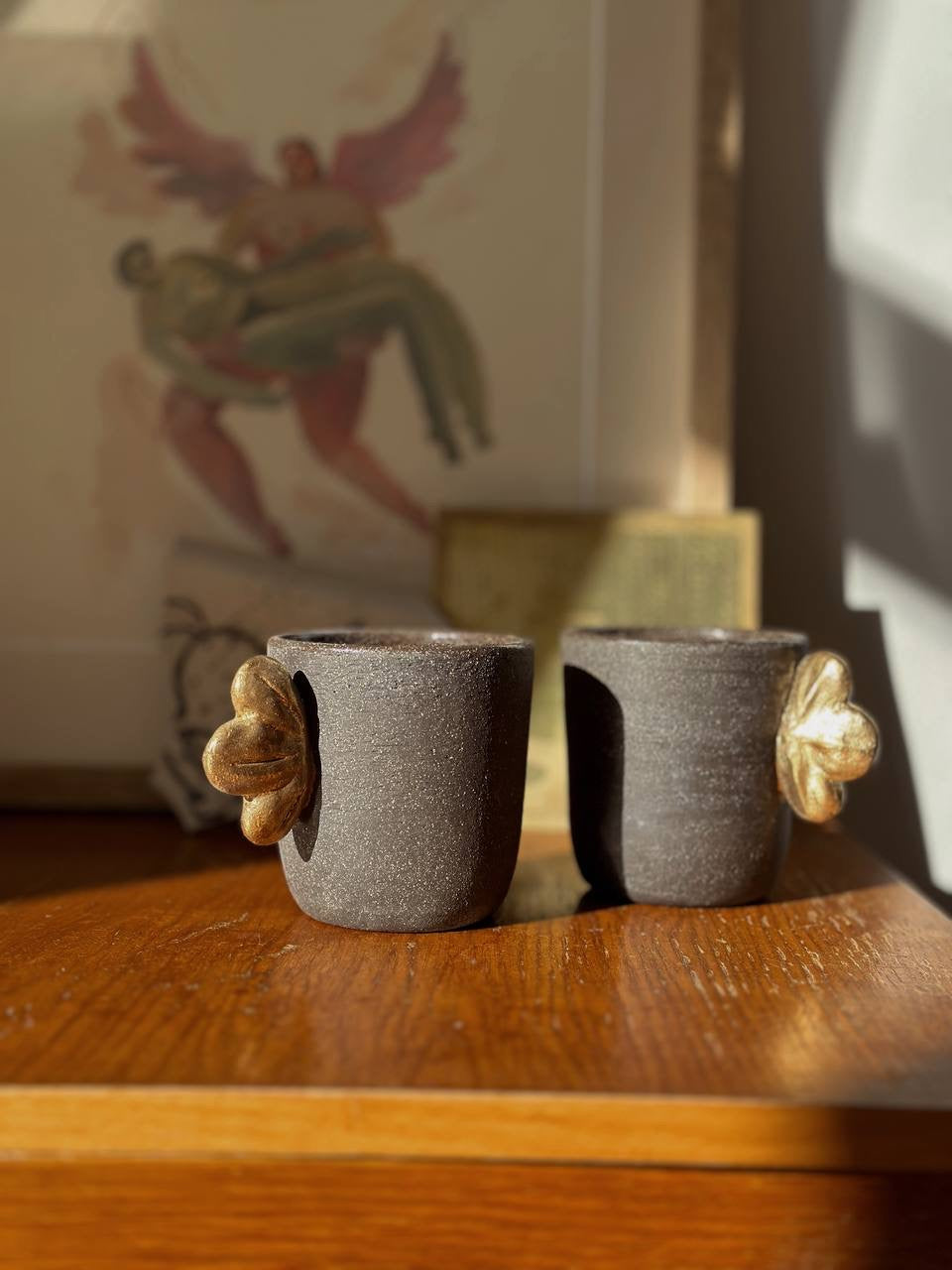 Taza de café artesanal de gres "Pumpernickel" con ala dorada 