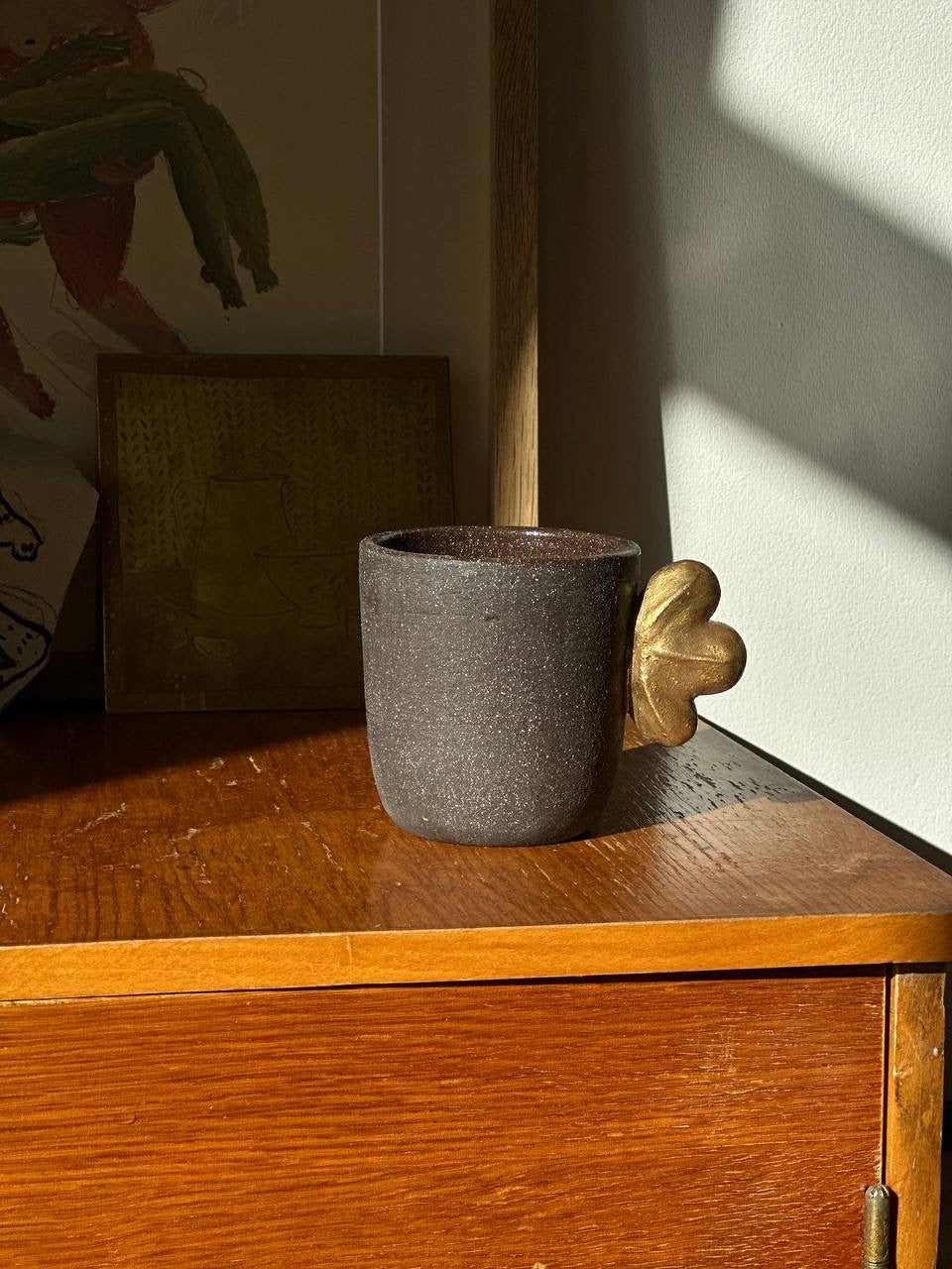 Taza de café artesanal de gres "Pumpernickel" con ala dorada 
