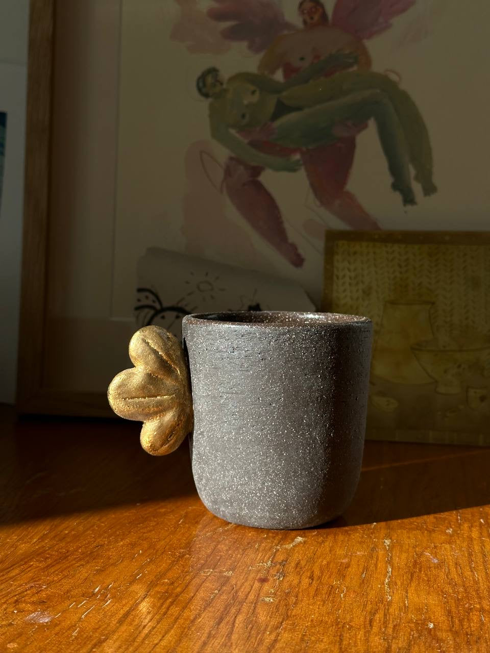 Taza de café artesanal de gres "Pumpernickel" con ala dorada 