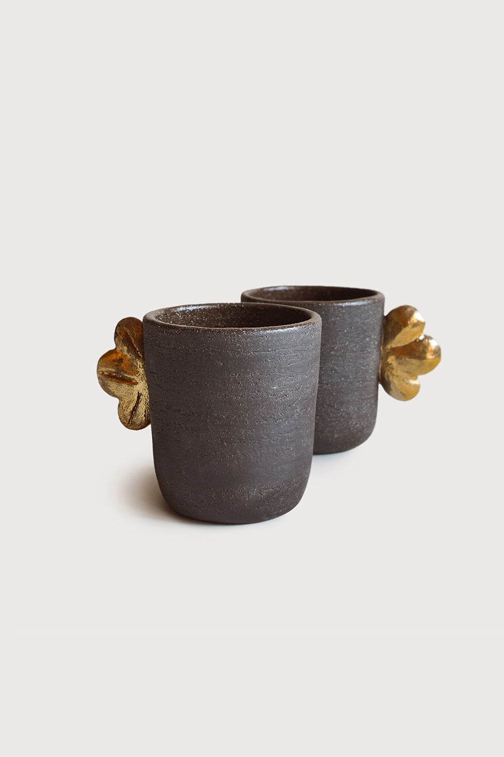 Taza de café artesanal de gres "Pumpernickel" con ala dorada 
