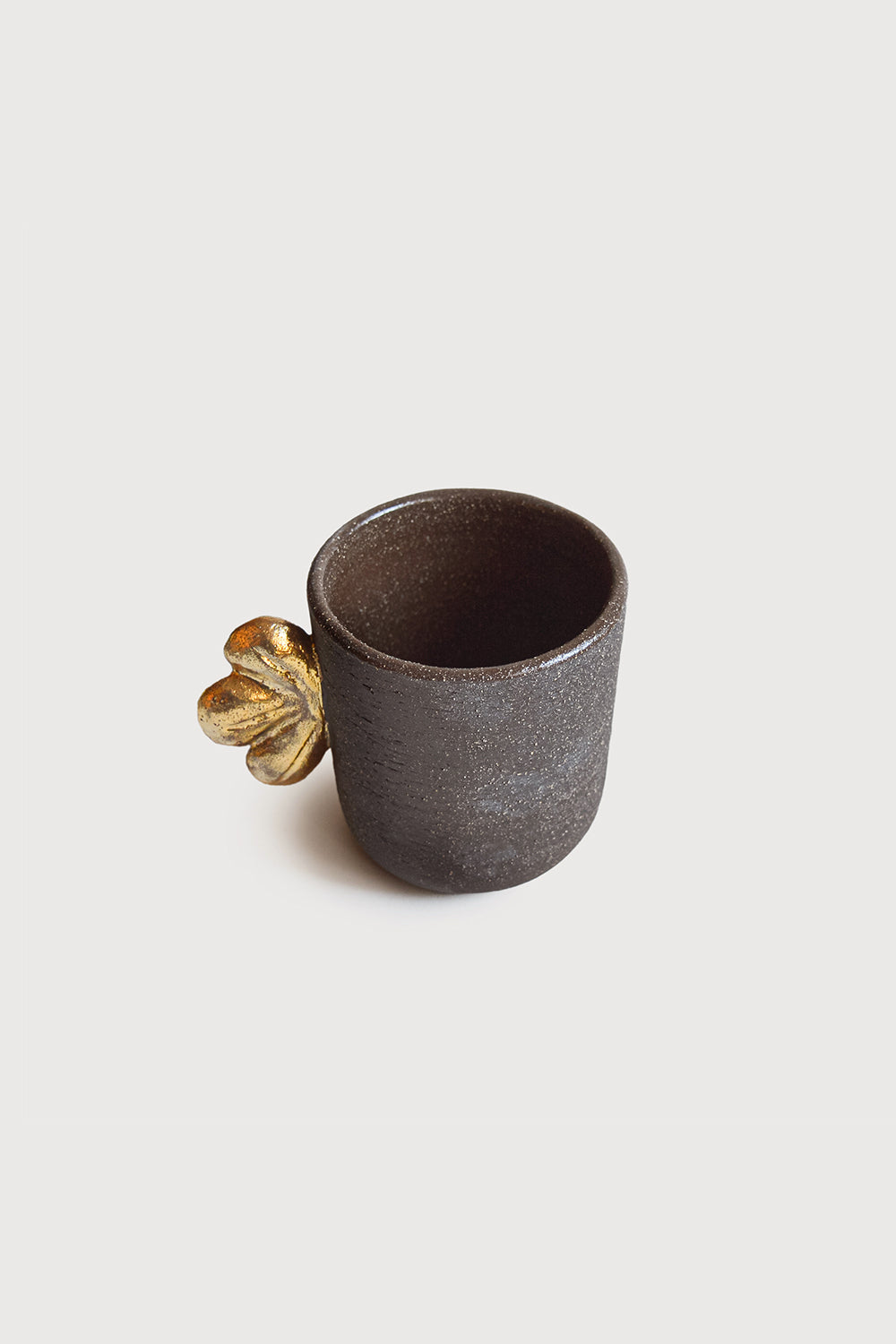 Taza de café artesanal de gres "Pumpernickel" con ala dorada 