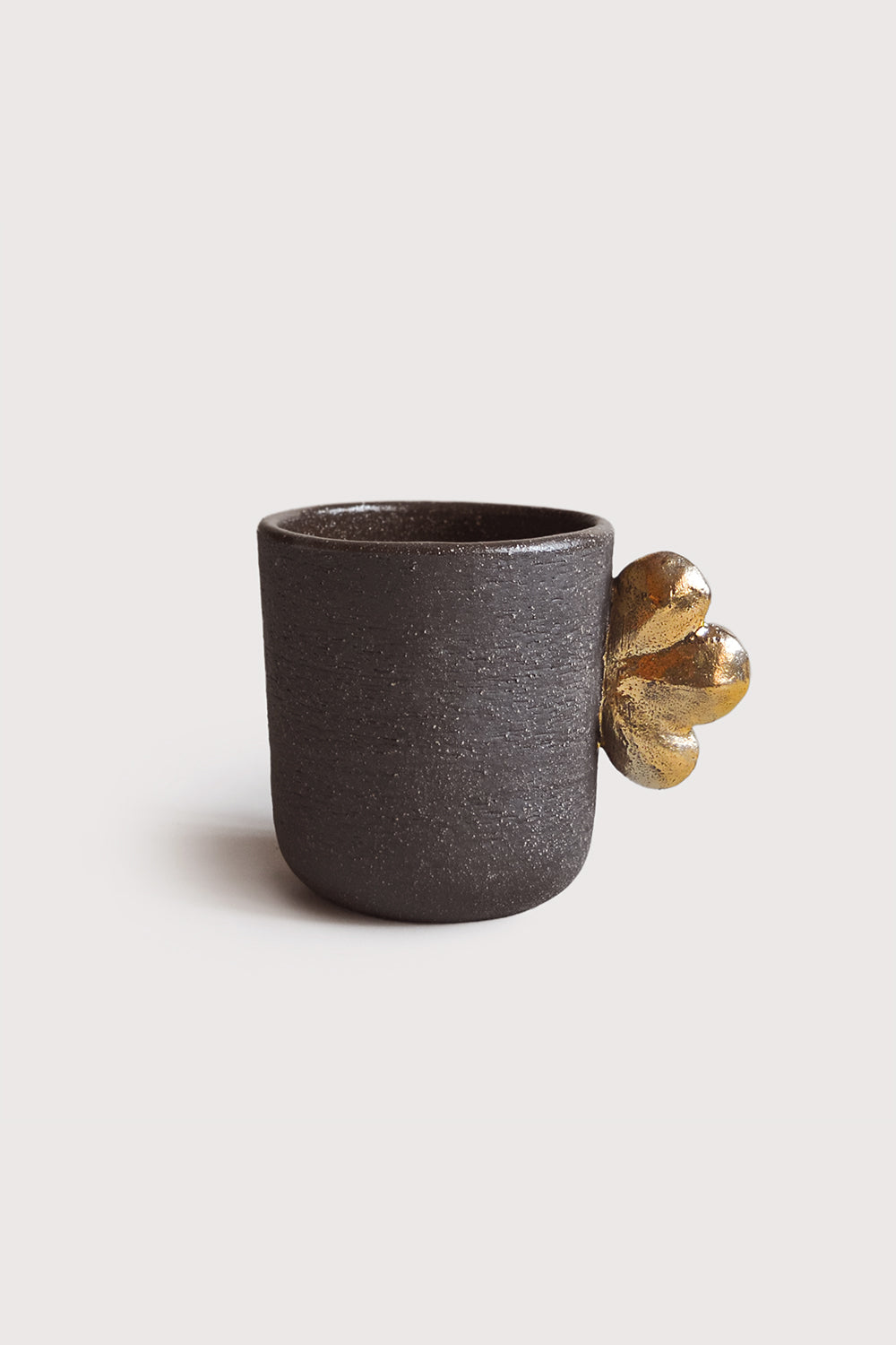 Taza de café artesanal de gres "Pumpernickel" con ala dorada 