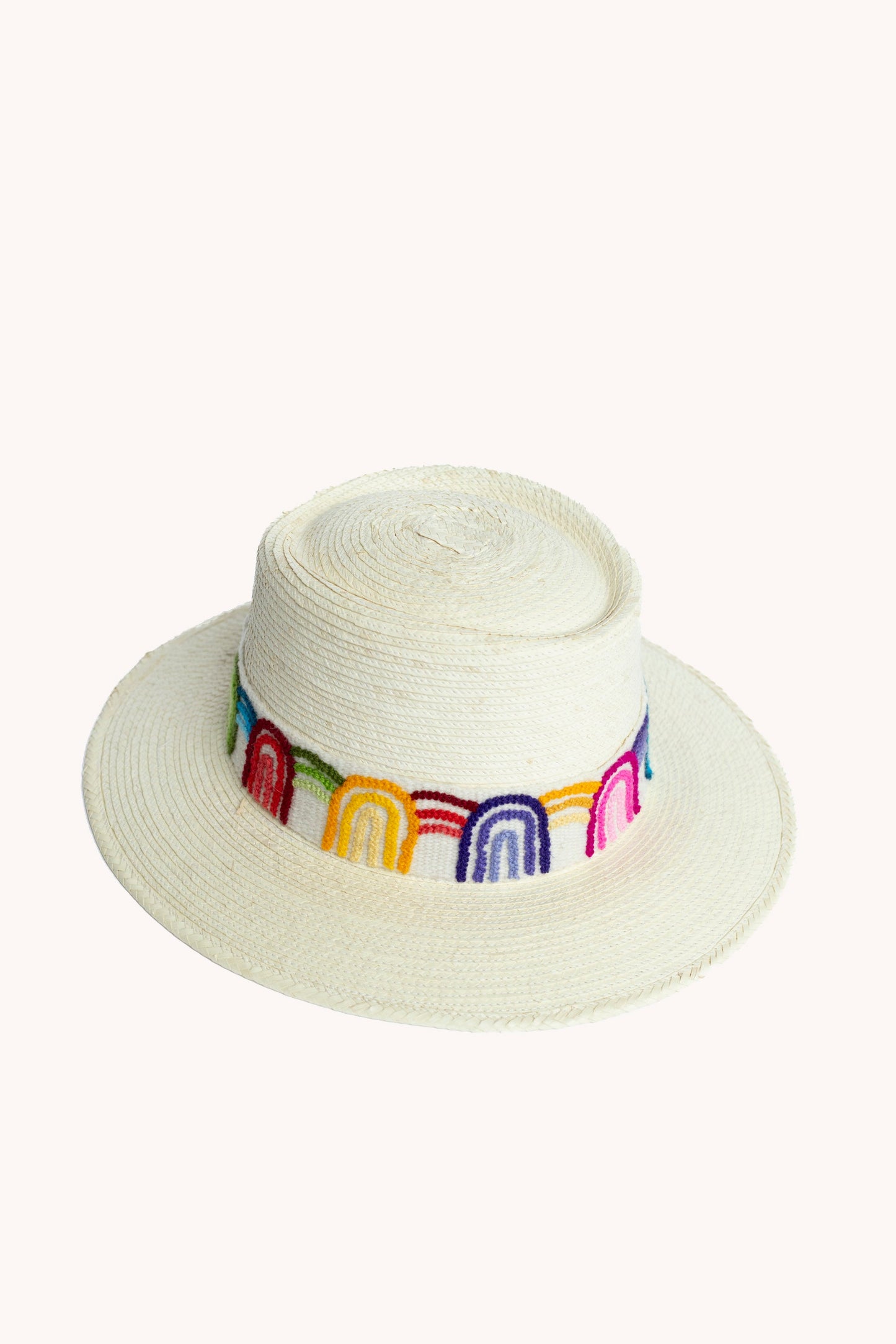 Sombrero de paja con forma de cubo y hoja de palma blanca
