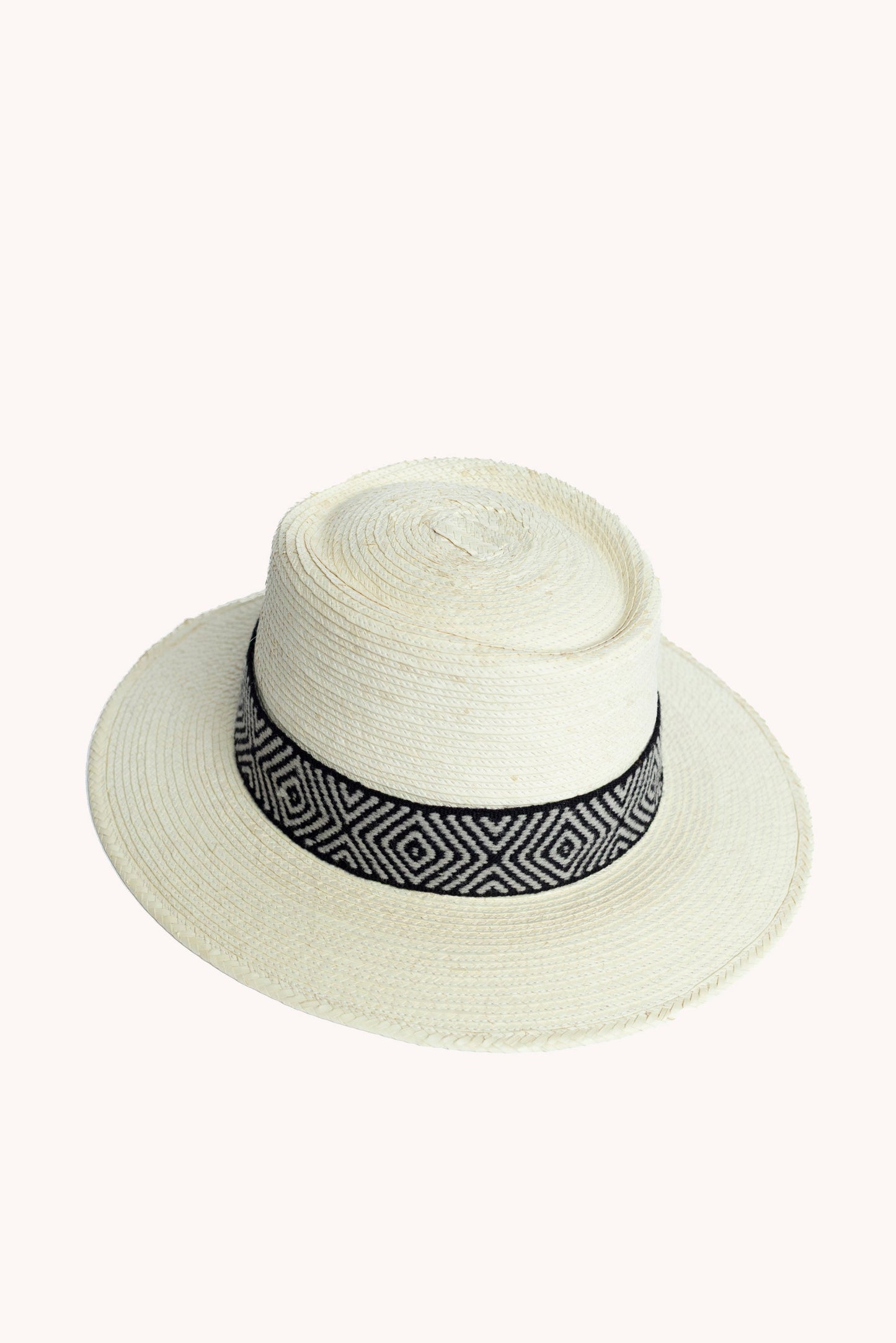 Sombrero de paja con forma de cubo y hoja de palma blanca