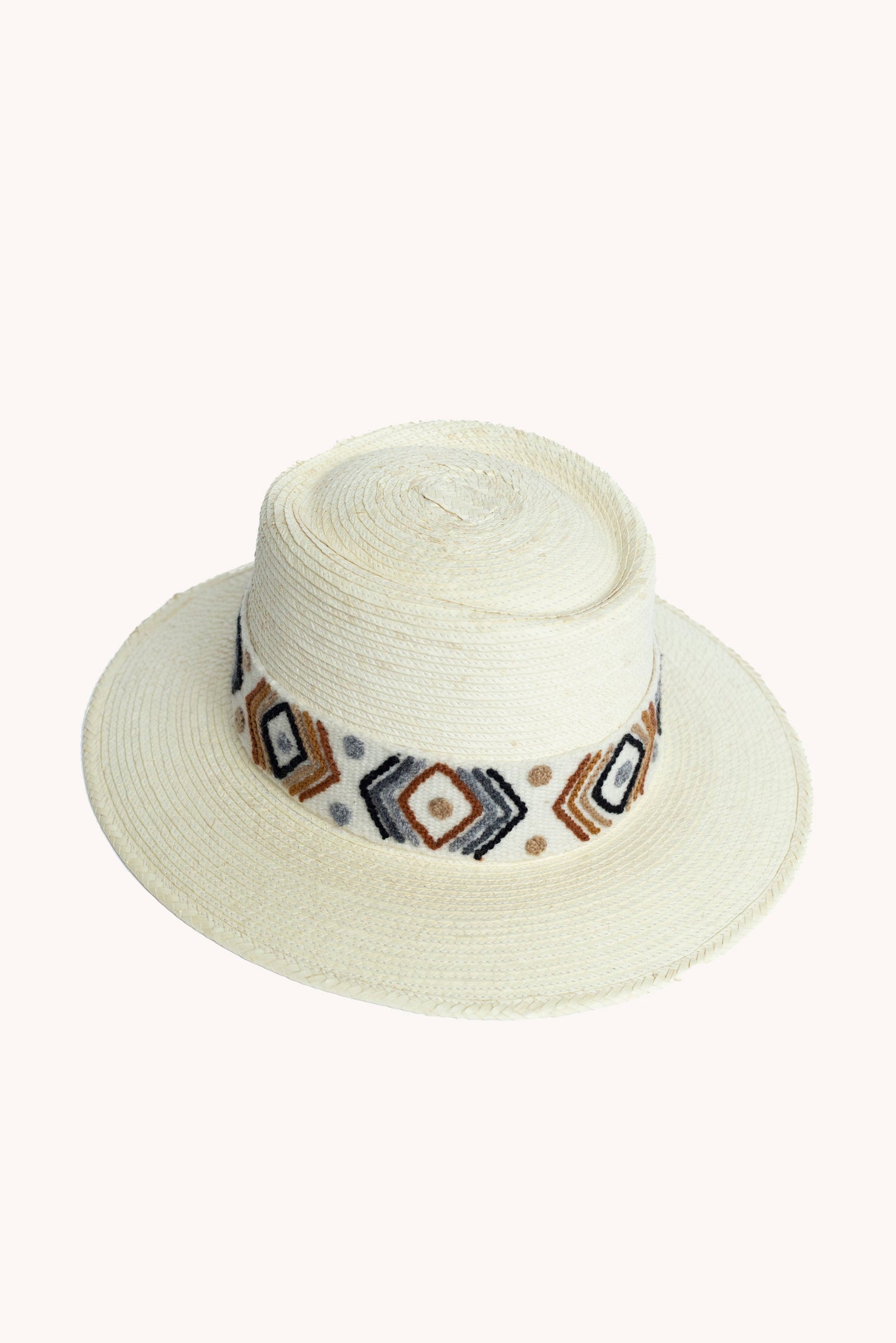 Sombrero de paja con forma de cubo y hoja de palma blanca