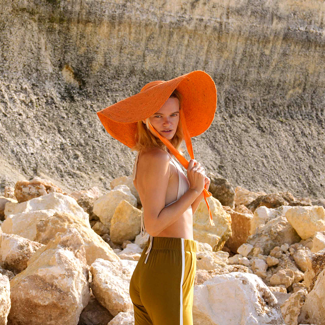 Sombrero de paja de yute de ala ancha LOLA en color naranja