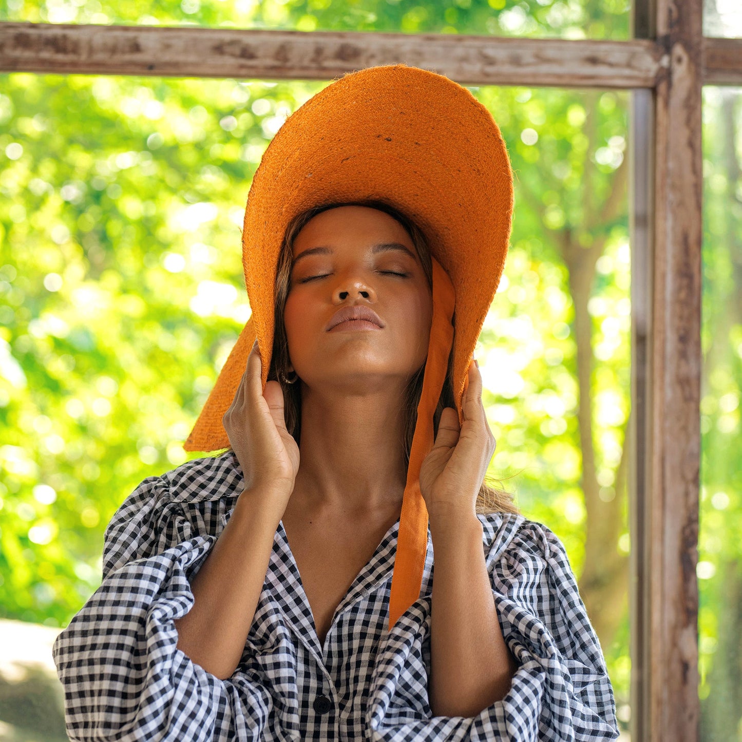 Sombrero de paja de yute de ala ancha LOLA en color naranja