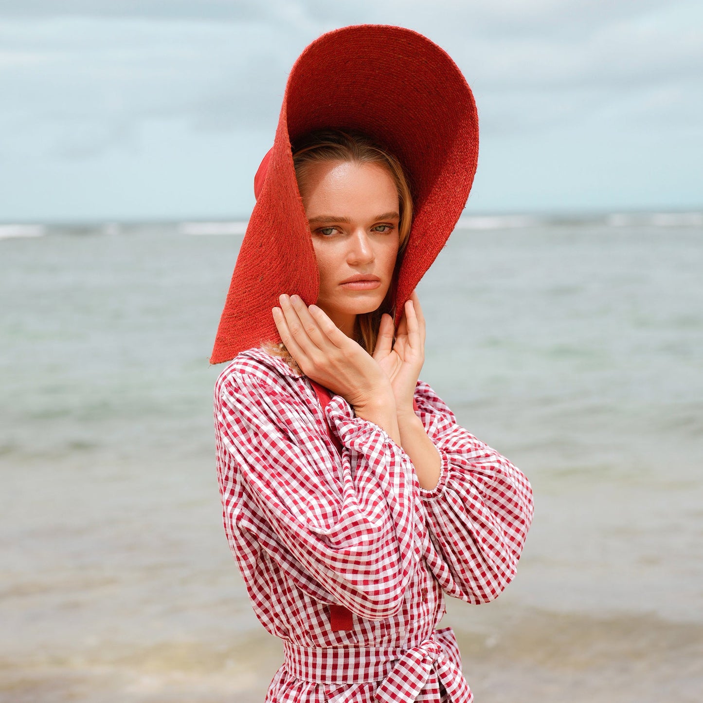 Sombrero de paja de yute de ala ancha LOLA en rojo