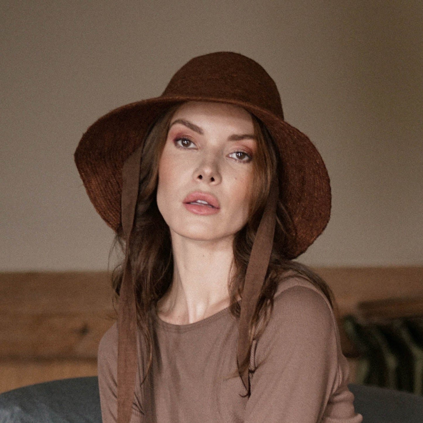 El sombrero de paja de yute Meg en siena tostado