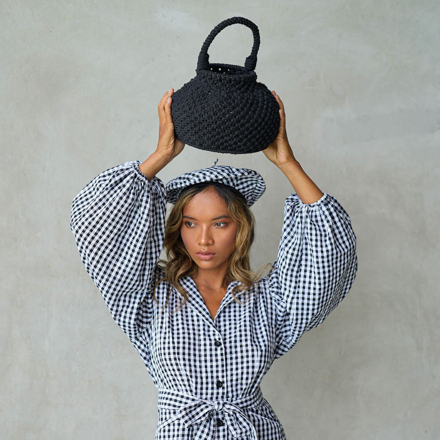 Bolso tipo cubo de macramé NAGA en negro