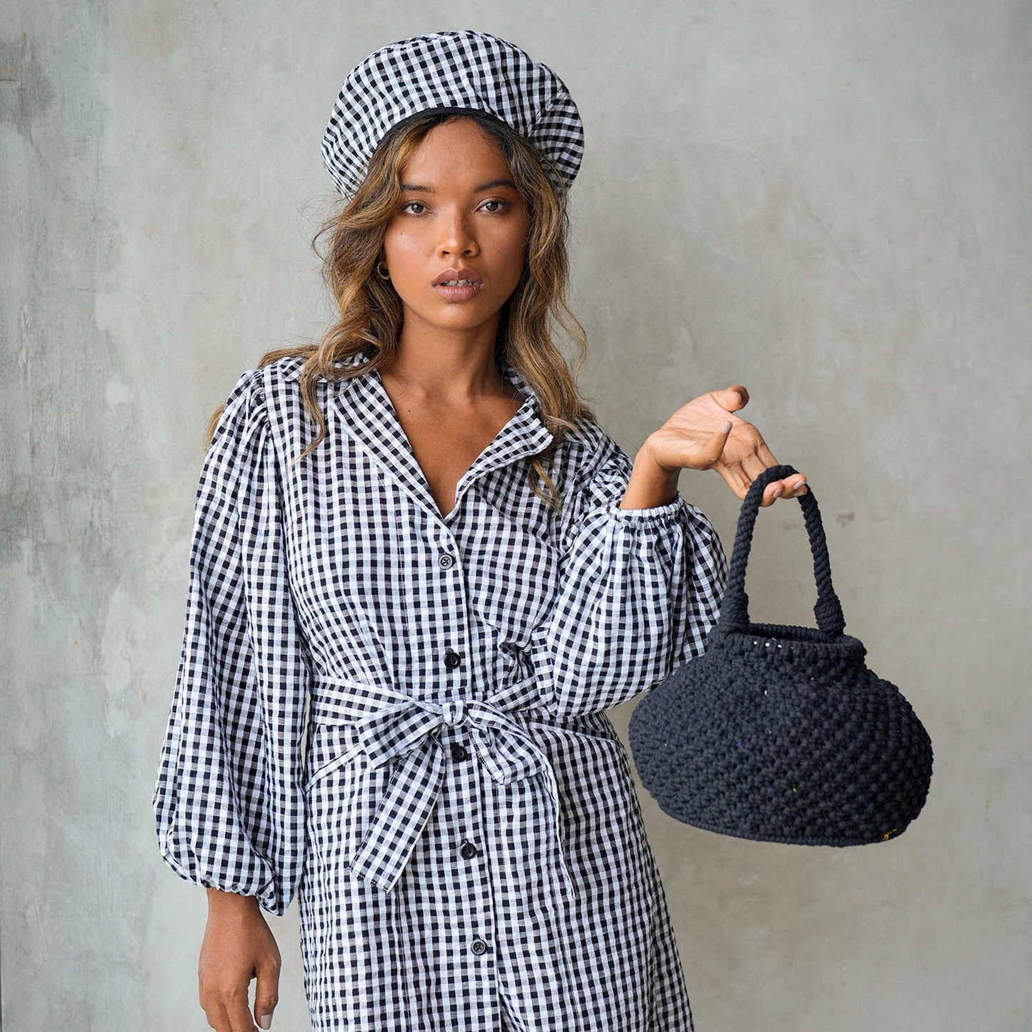 Bolso tipo cubo de macramé NAGA en negro