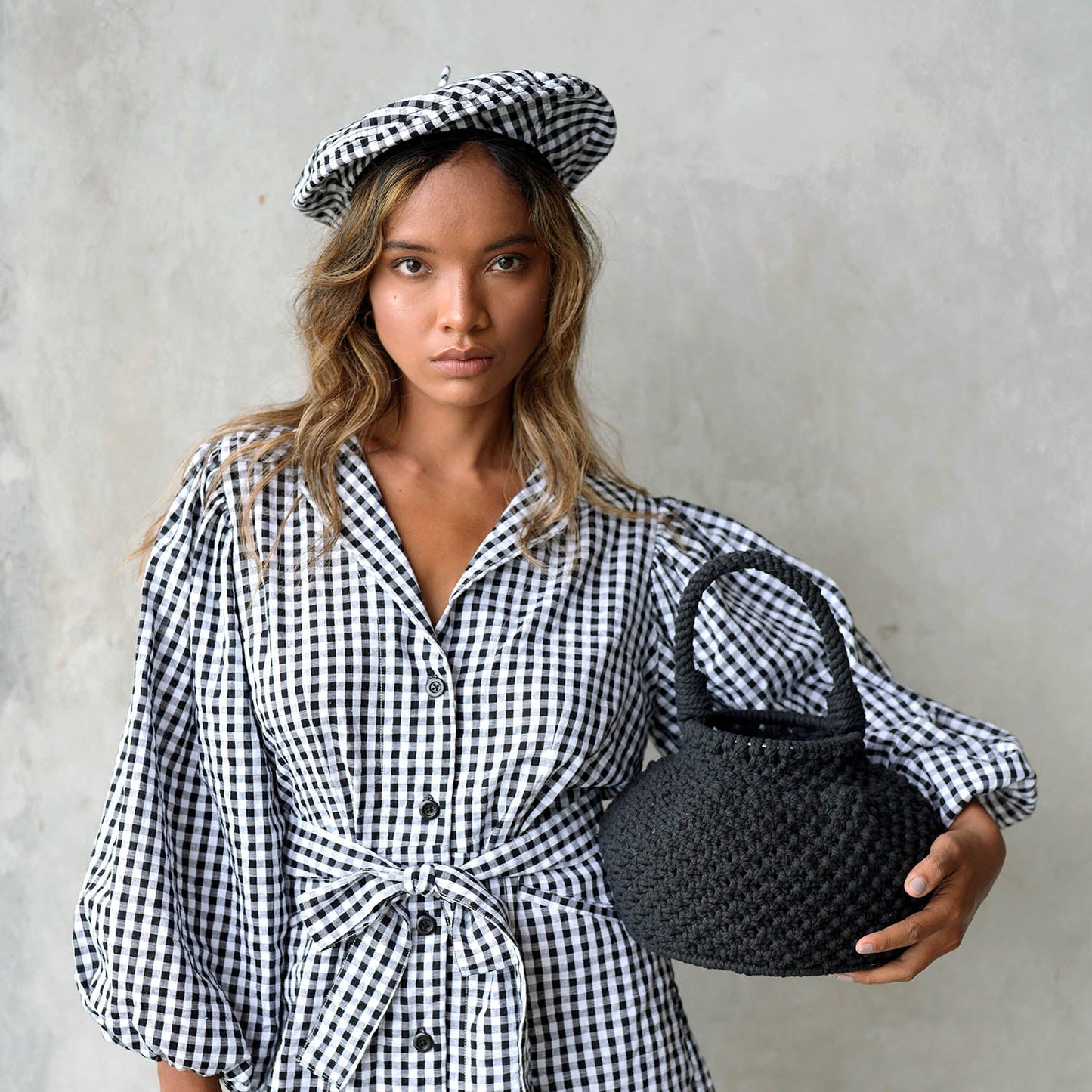 Bolso tipo cubo de macramé NAGA en negro