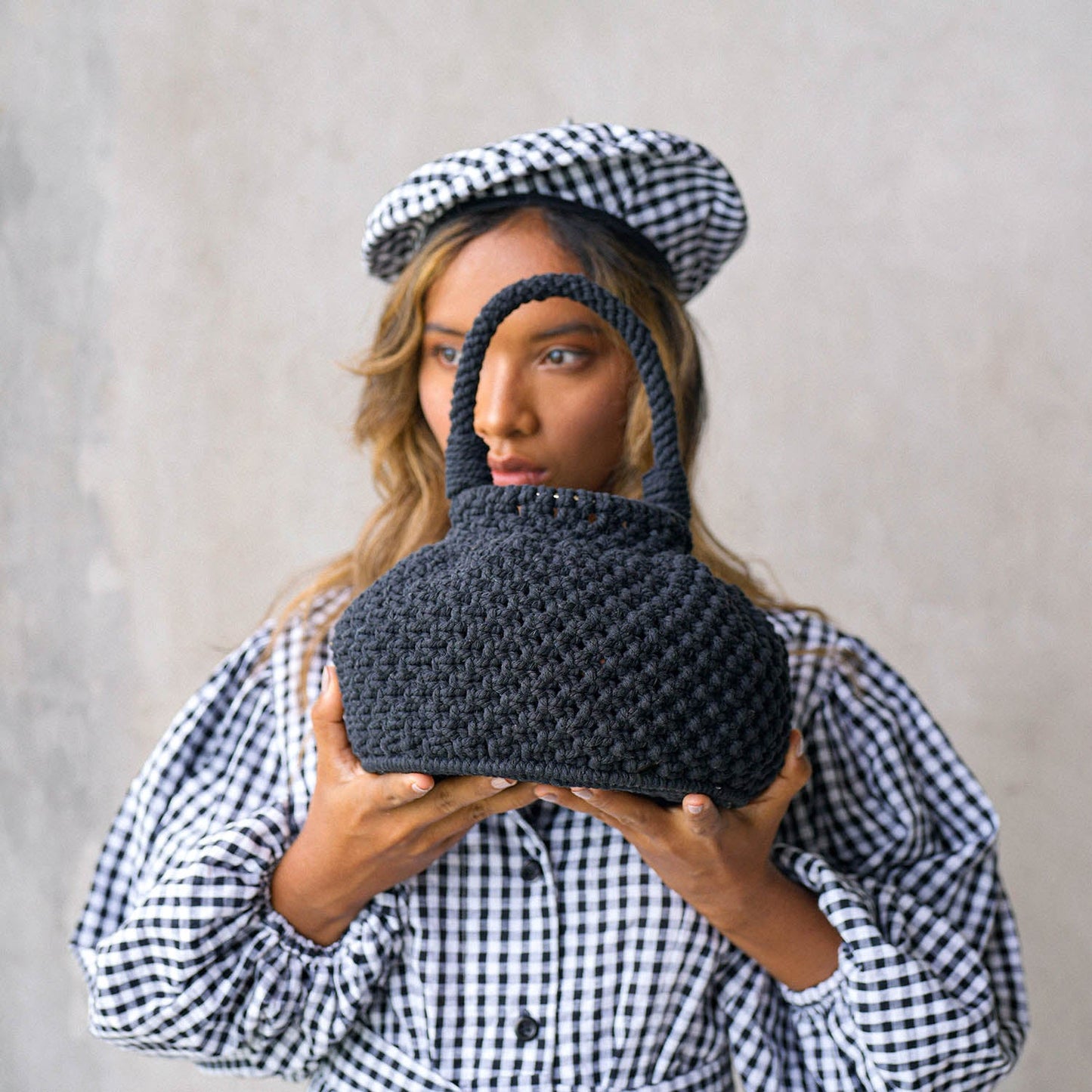 Bolso tipo cubo de macramé NAGA en negro