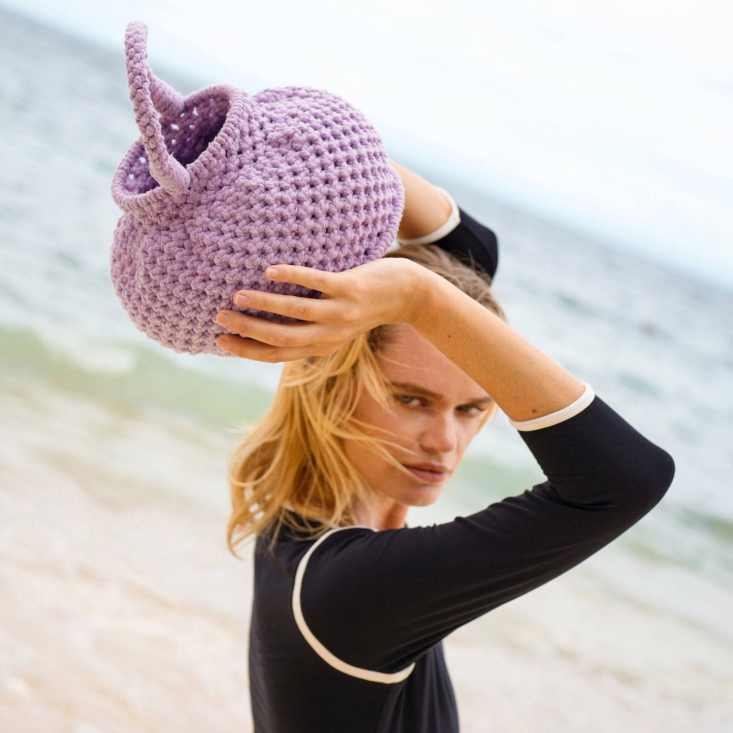 Bolso estilo cubo de macramé Naga, en color morado bígaro