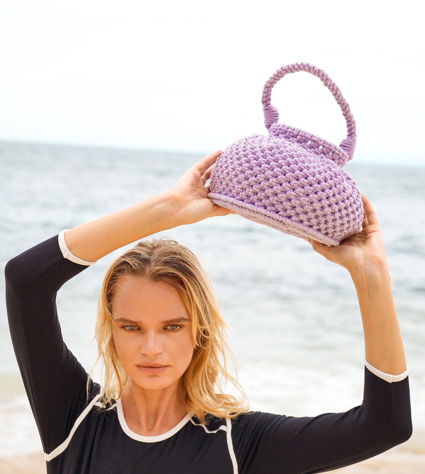 Bolso estilo cubo de macramé Naga, en color morado bígaro