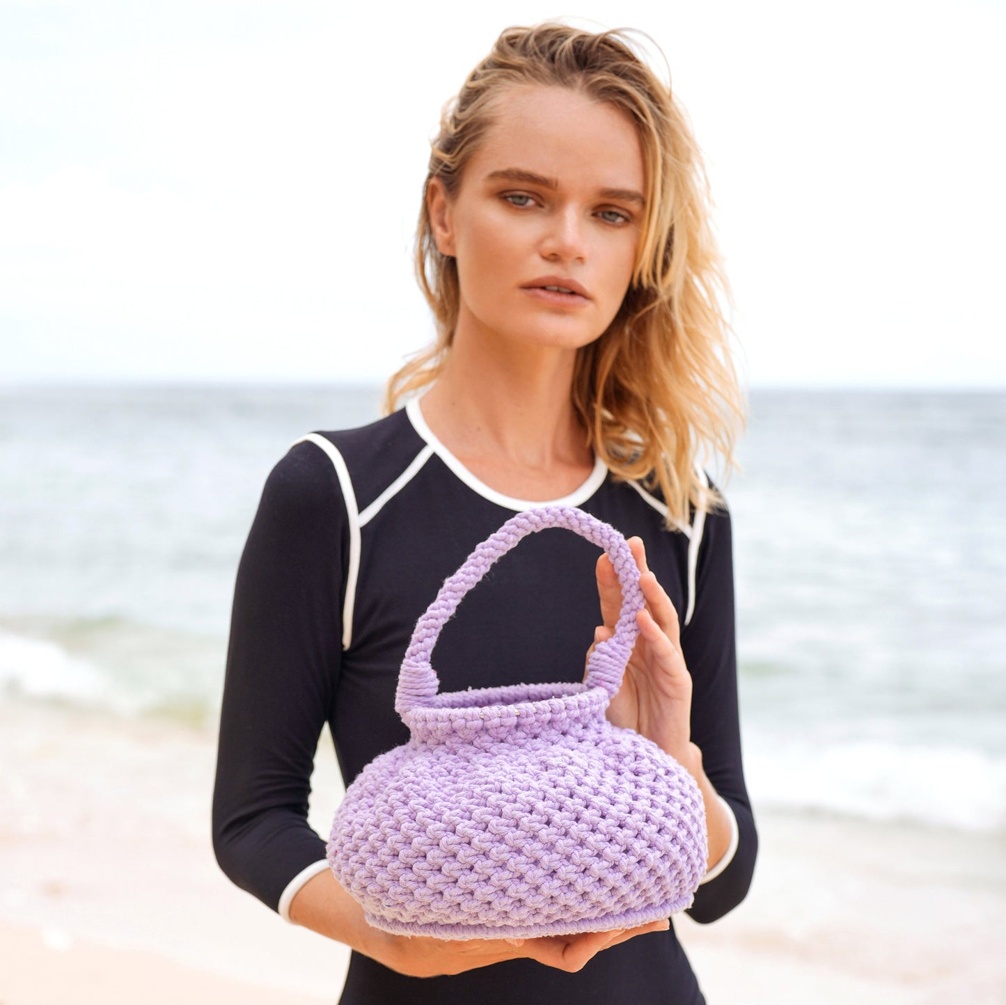 Bolso estilo cubo de macramé Naga, en color morado bígaro
