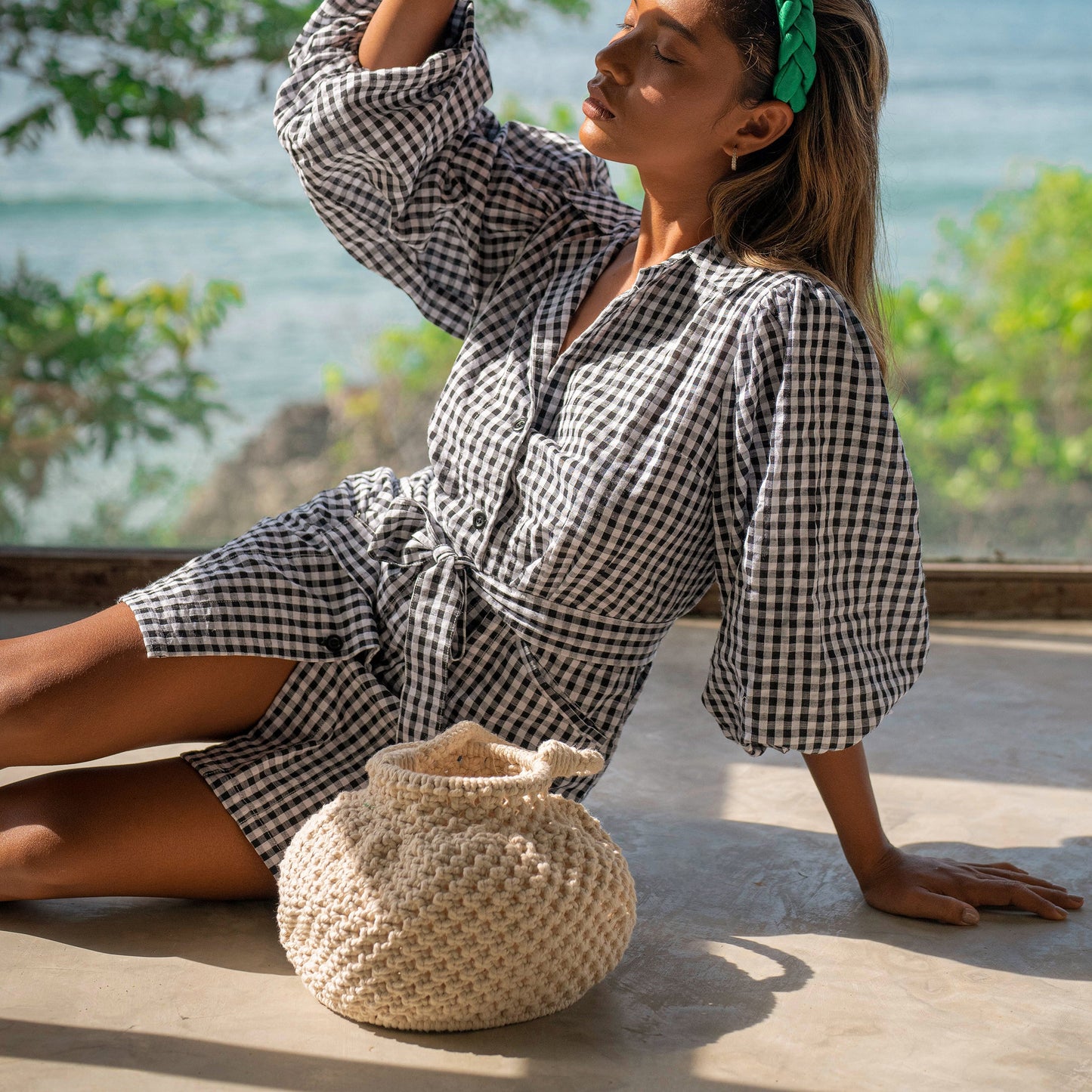 Bolso tipo cubo de macramé NAGA en blanco roto