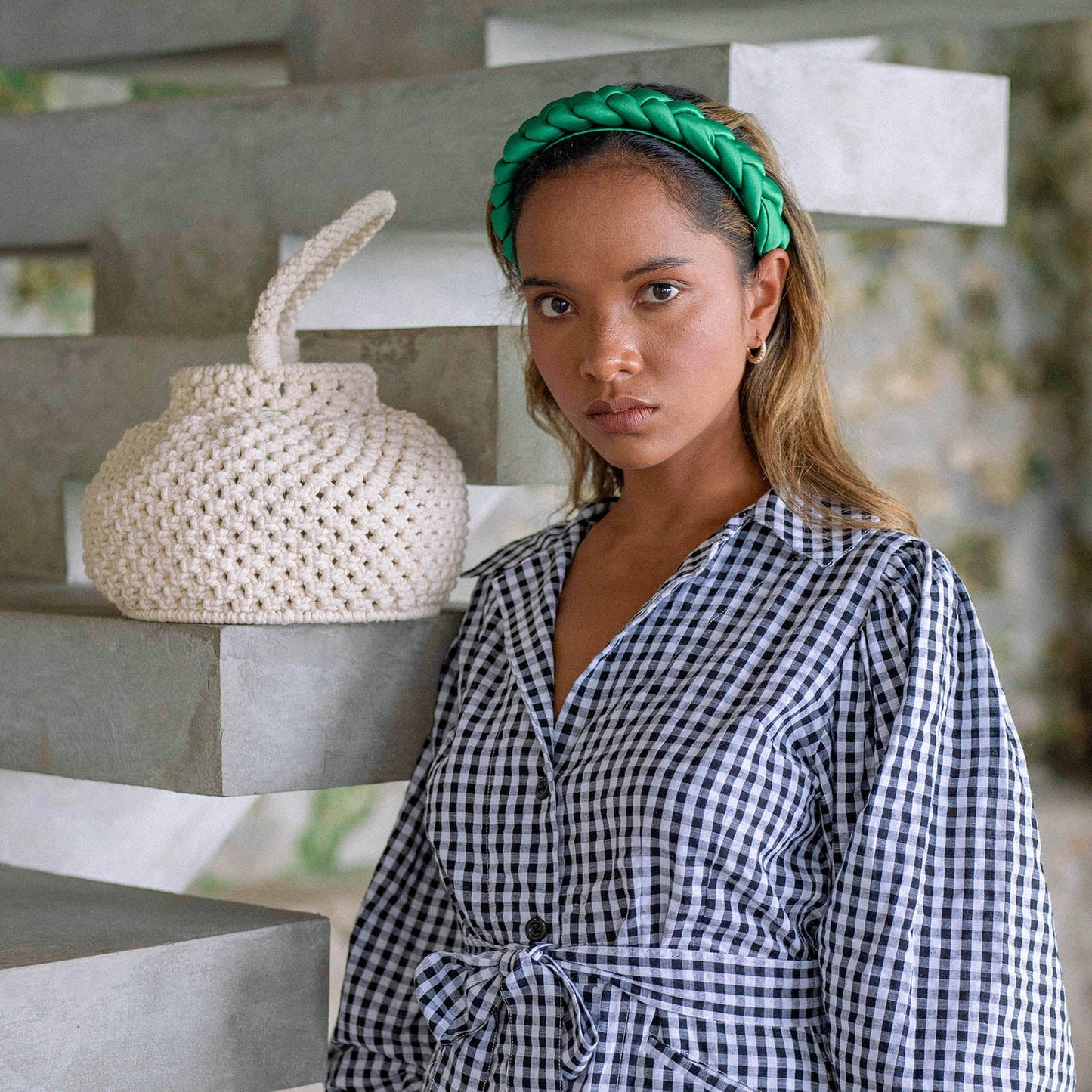Bolso tipo cubo de macramé NAGA en blanco roto