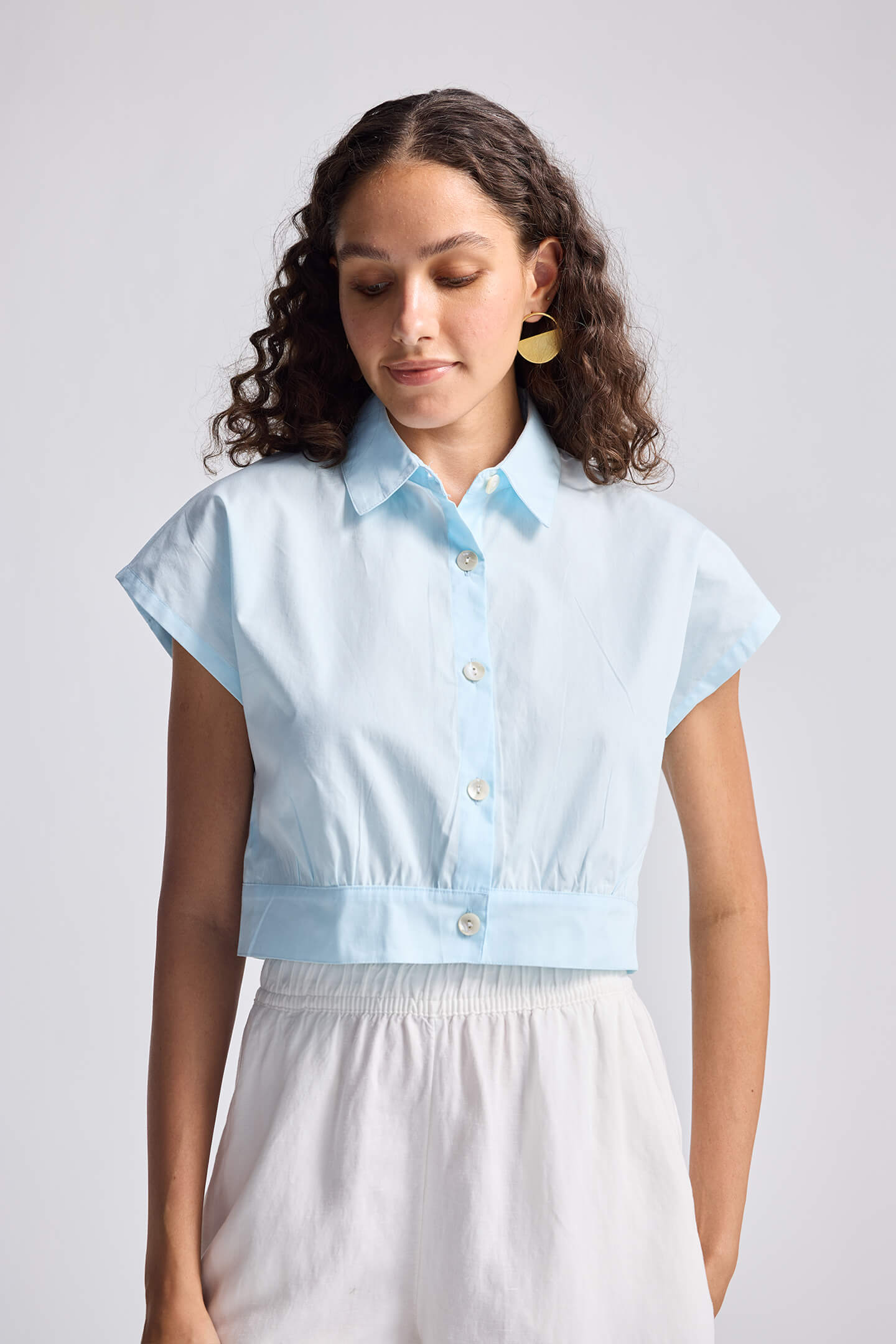 Camisa corta extragrande en azul veraniego