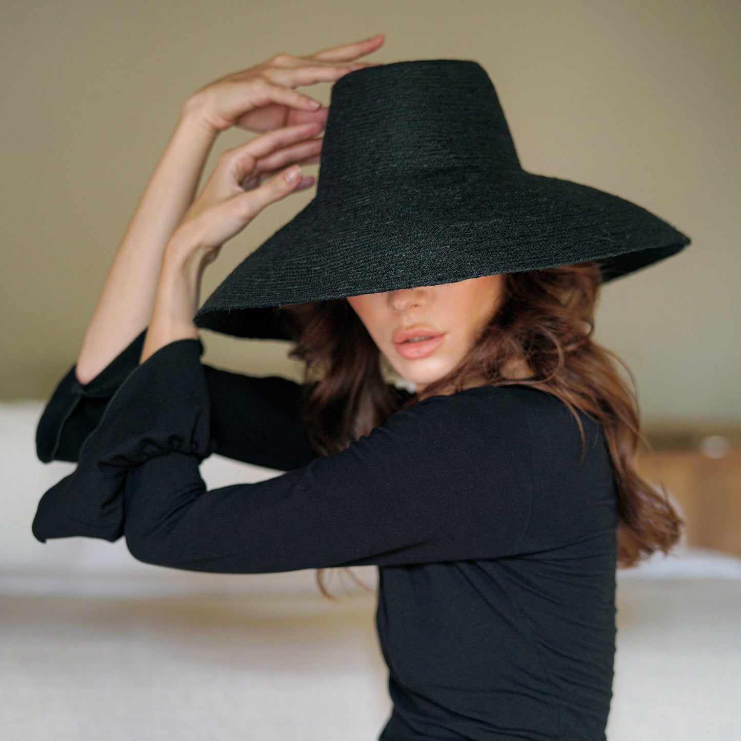 Sombrero de paja tejido a mano de yute RIRI en negro