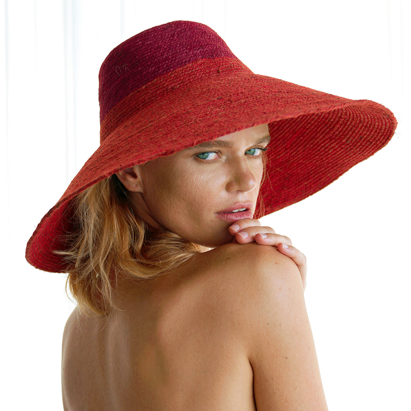 Sombrero de paja tejido a mano RIRI Duo de yute en rojo y granate