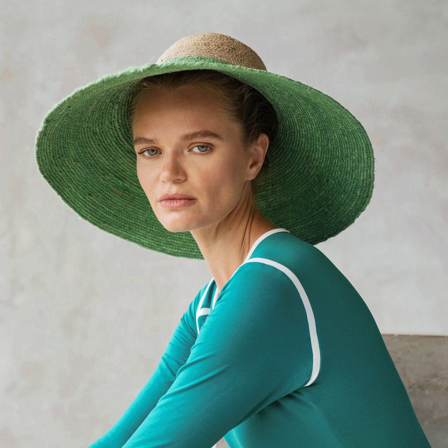 Sombrero de paja tejido a mano RIRI Duo de yute en tonos natural y verde Kelly