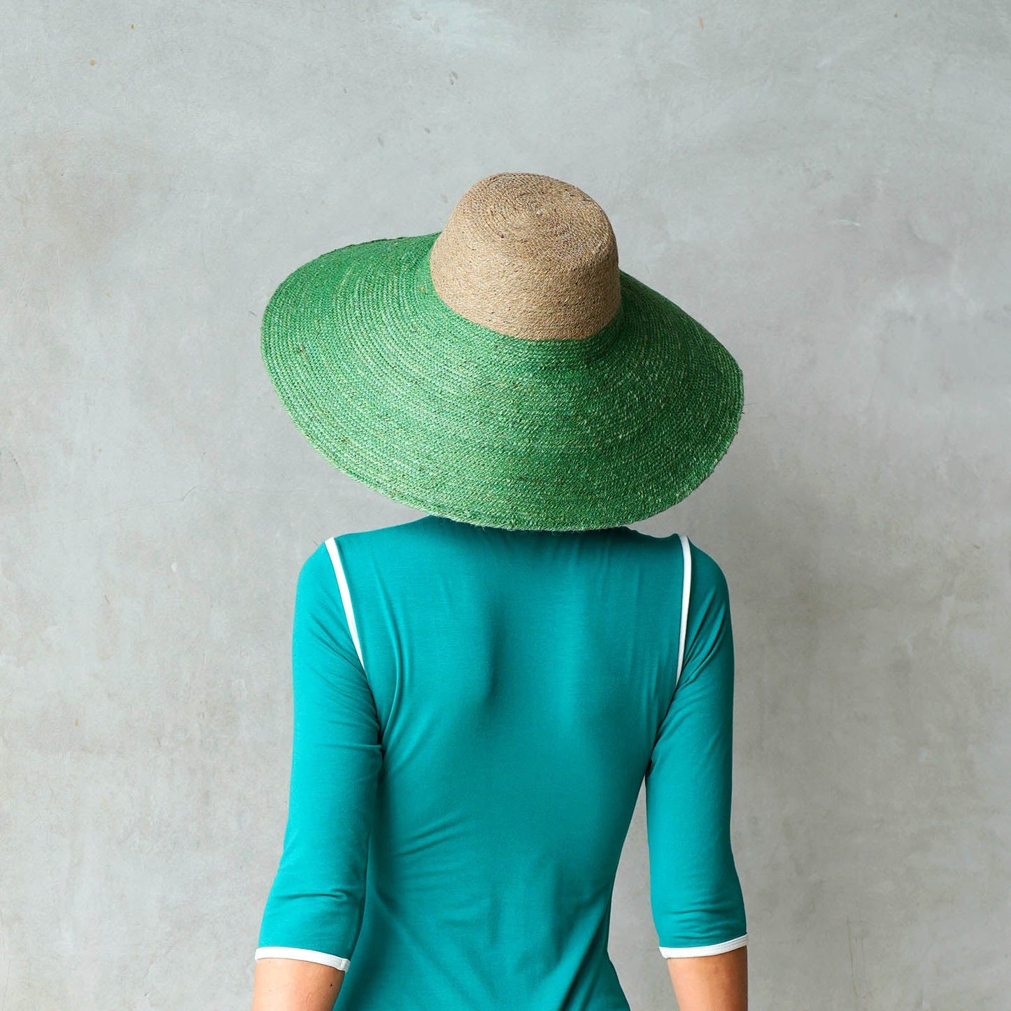 Sombrero de paja tejido a mano RIRI Duo de yute en tonos natural y verde Kelly