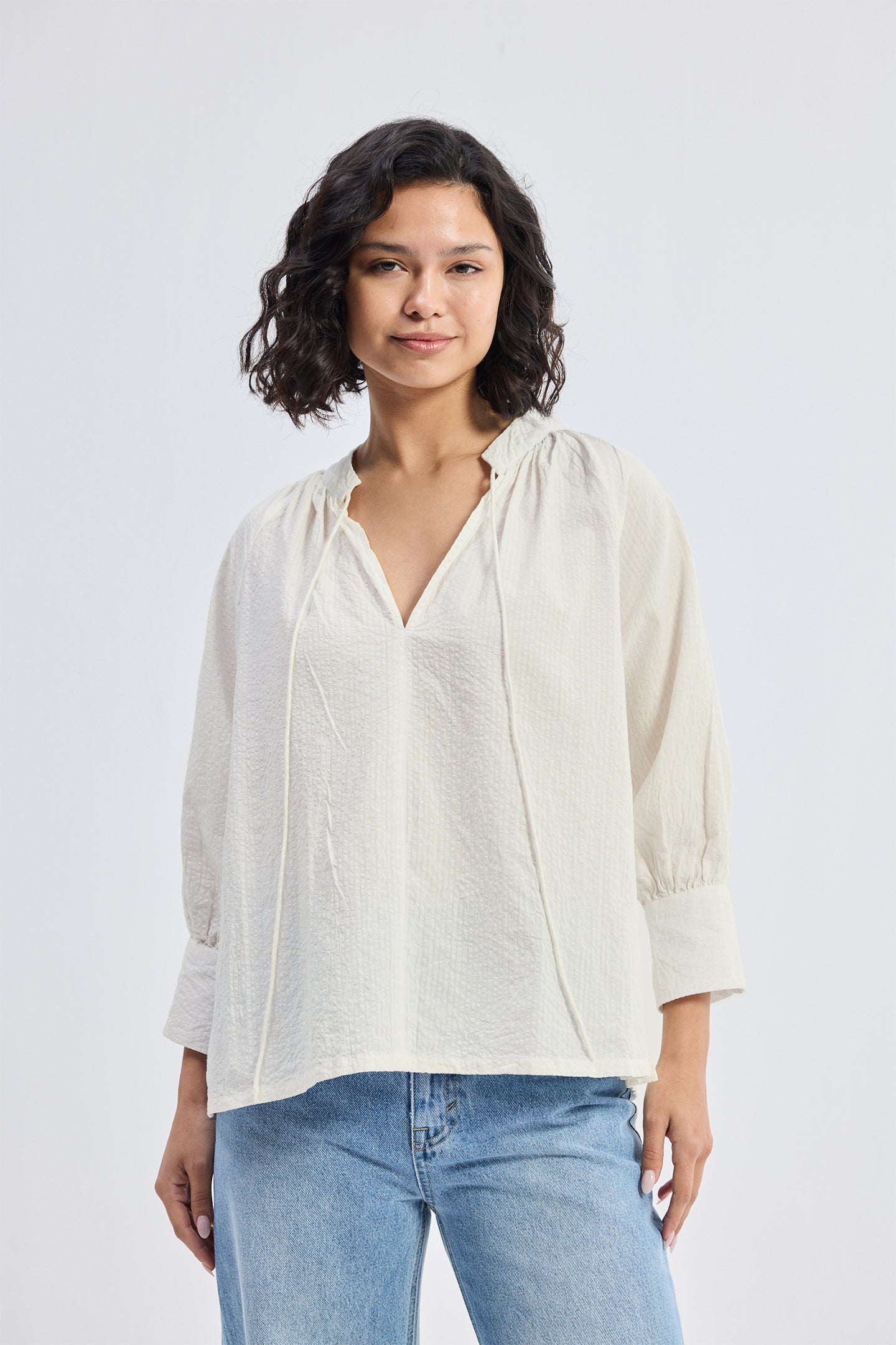 Top de corte holgado con lazo delantero en color crema