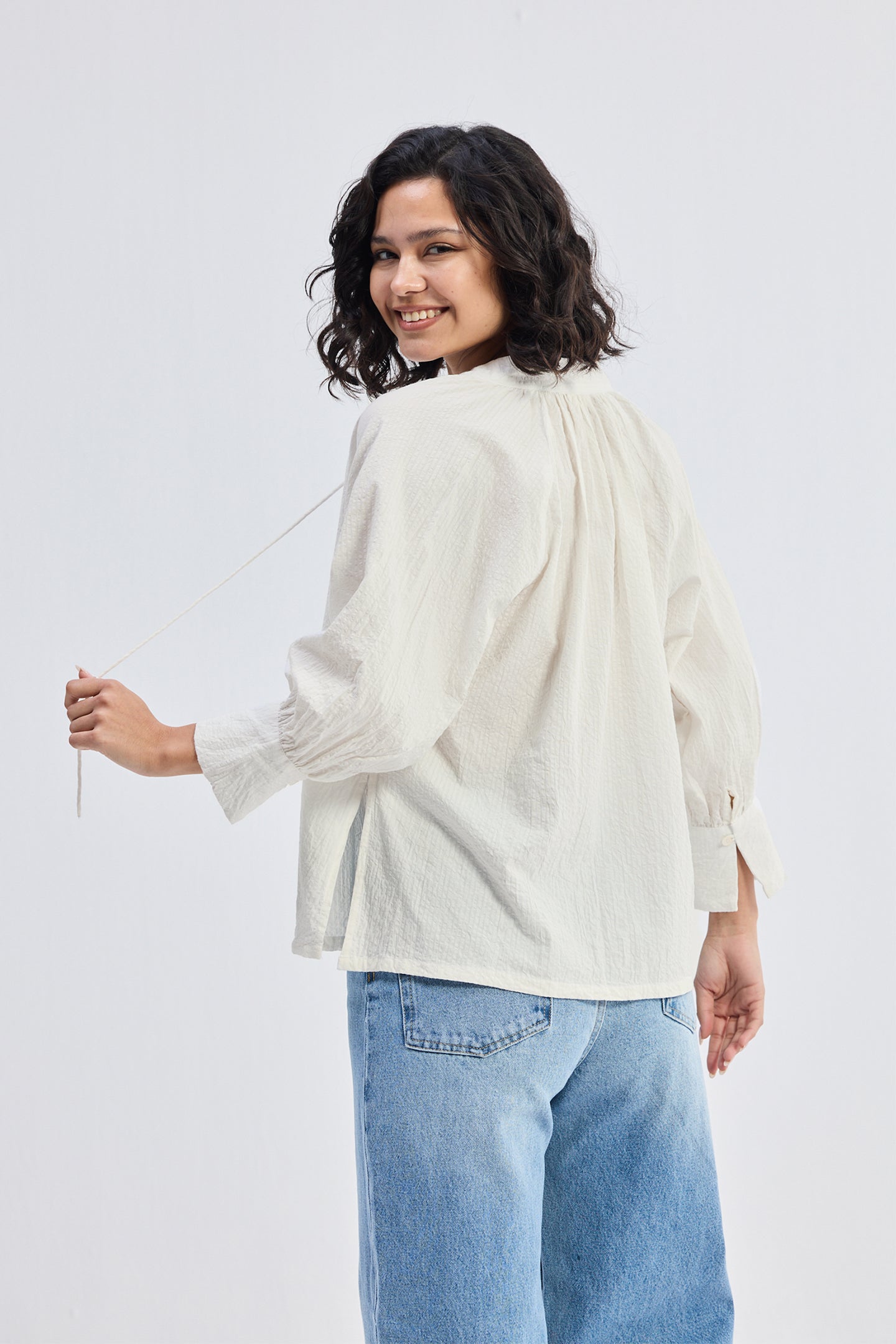 Top de corte holgado con lazo delantero en color crema