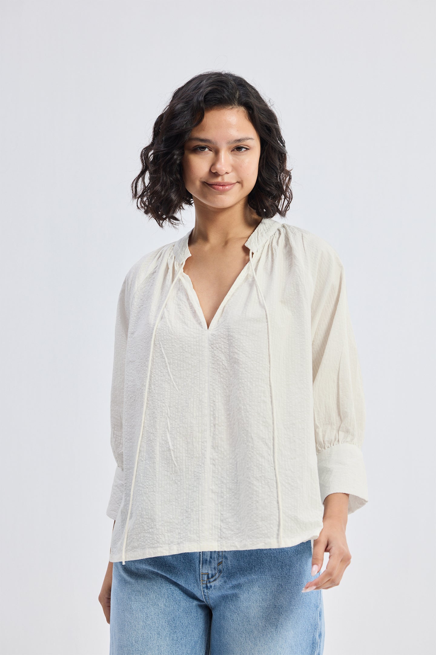 Top de corte holgado con lazo delantero en color crema