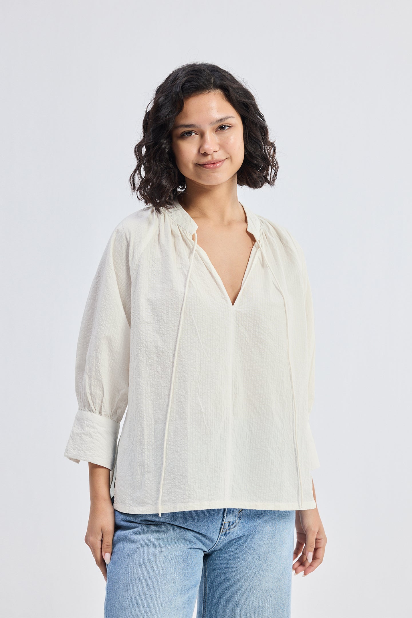 Top de corte holgado con lazo delantero en color crema