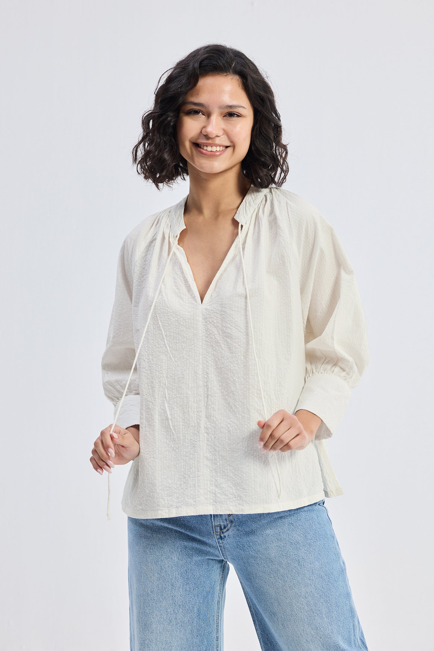 Top de corte holgado con lazo delantero en color crema