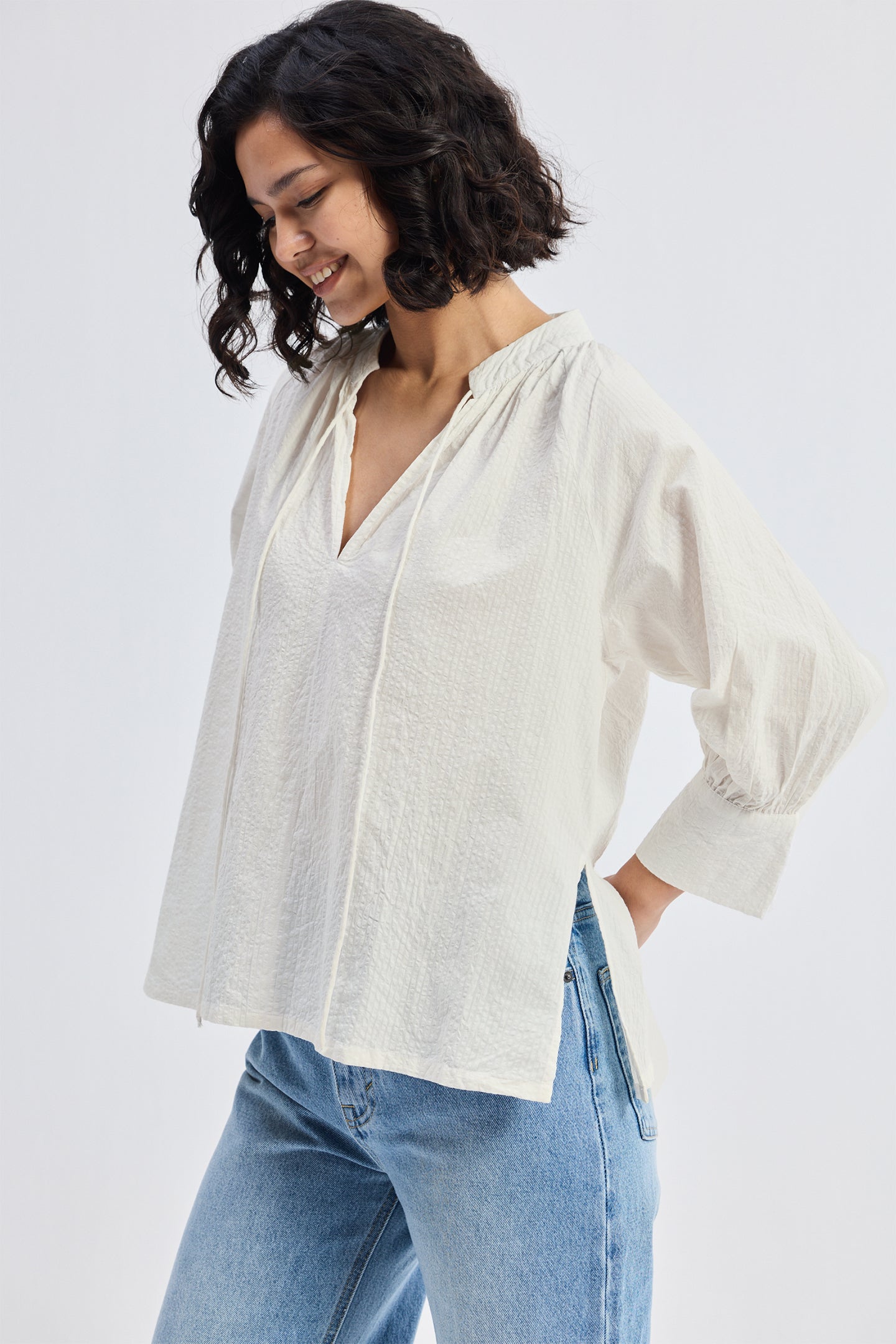 Top de corte holgado con lazo delantero en color crema