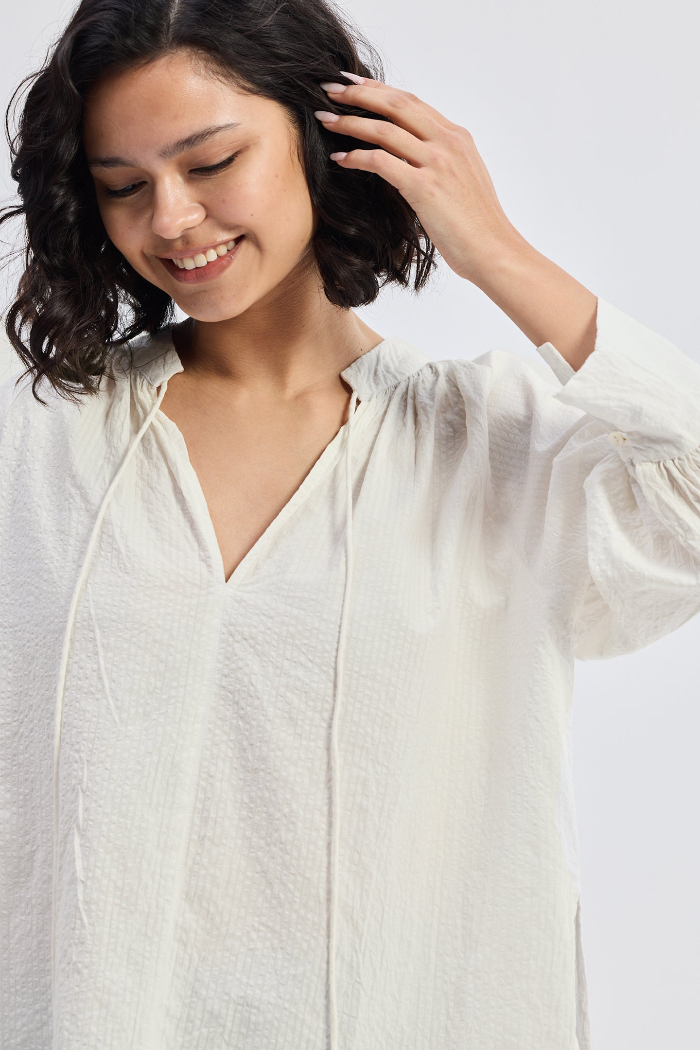 Top de corte holgado con lazo delantero en color crema