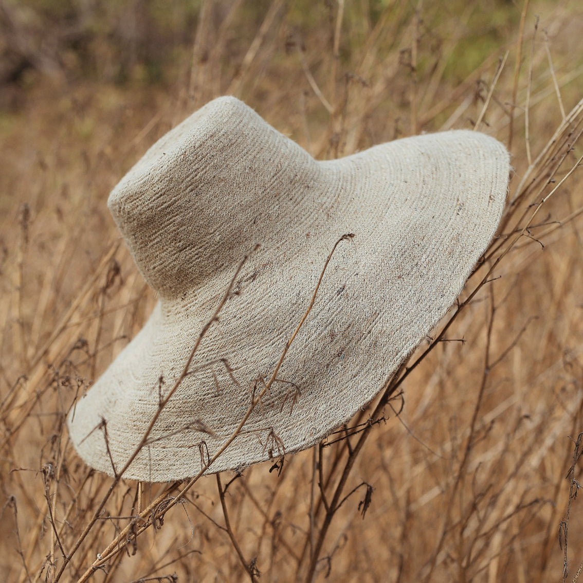 Sombrero de paja tejido a mano de yute RIRI en beige natural