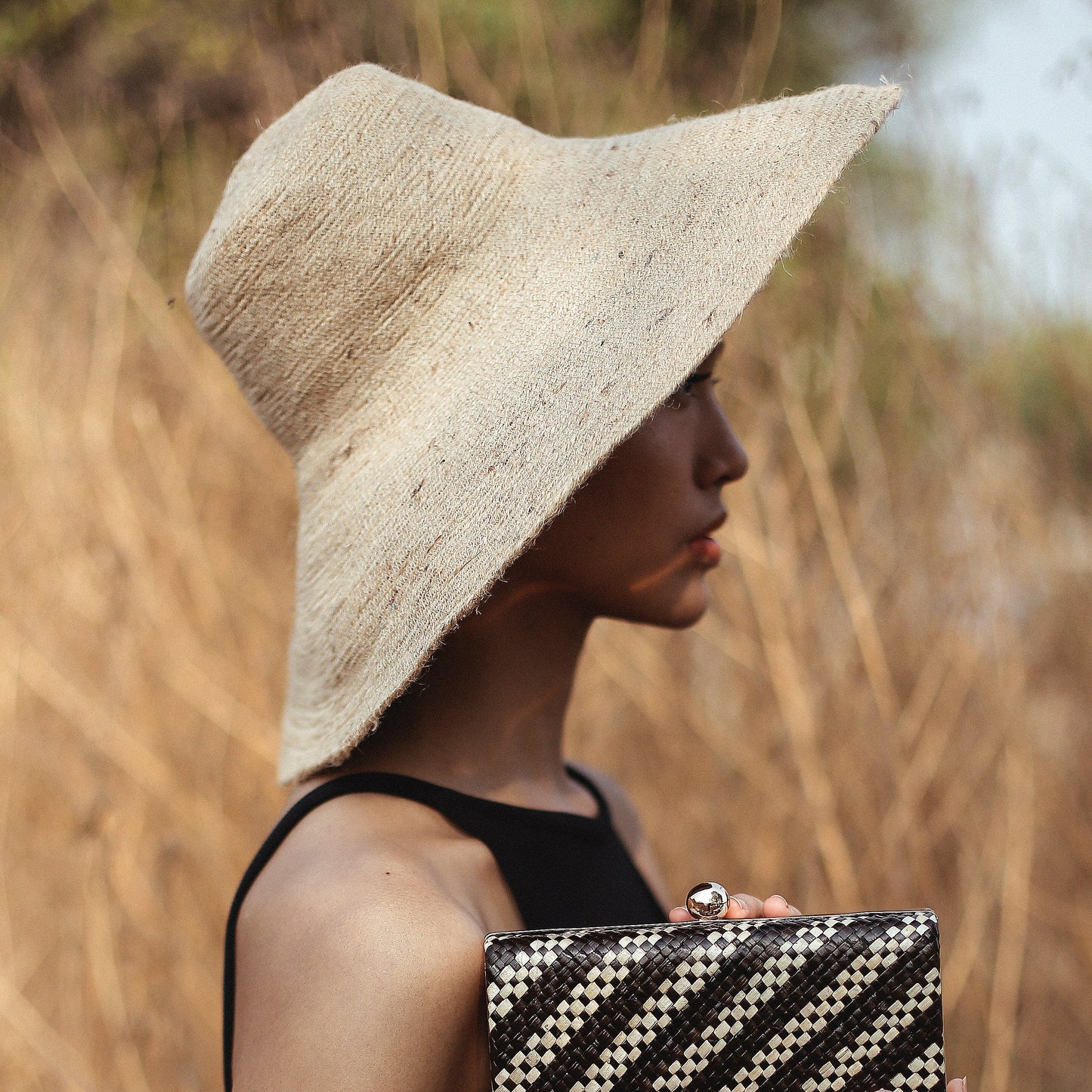 Sombrero de paja tejido a mano de yute RIRI en beige natural