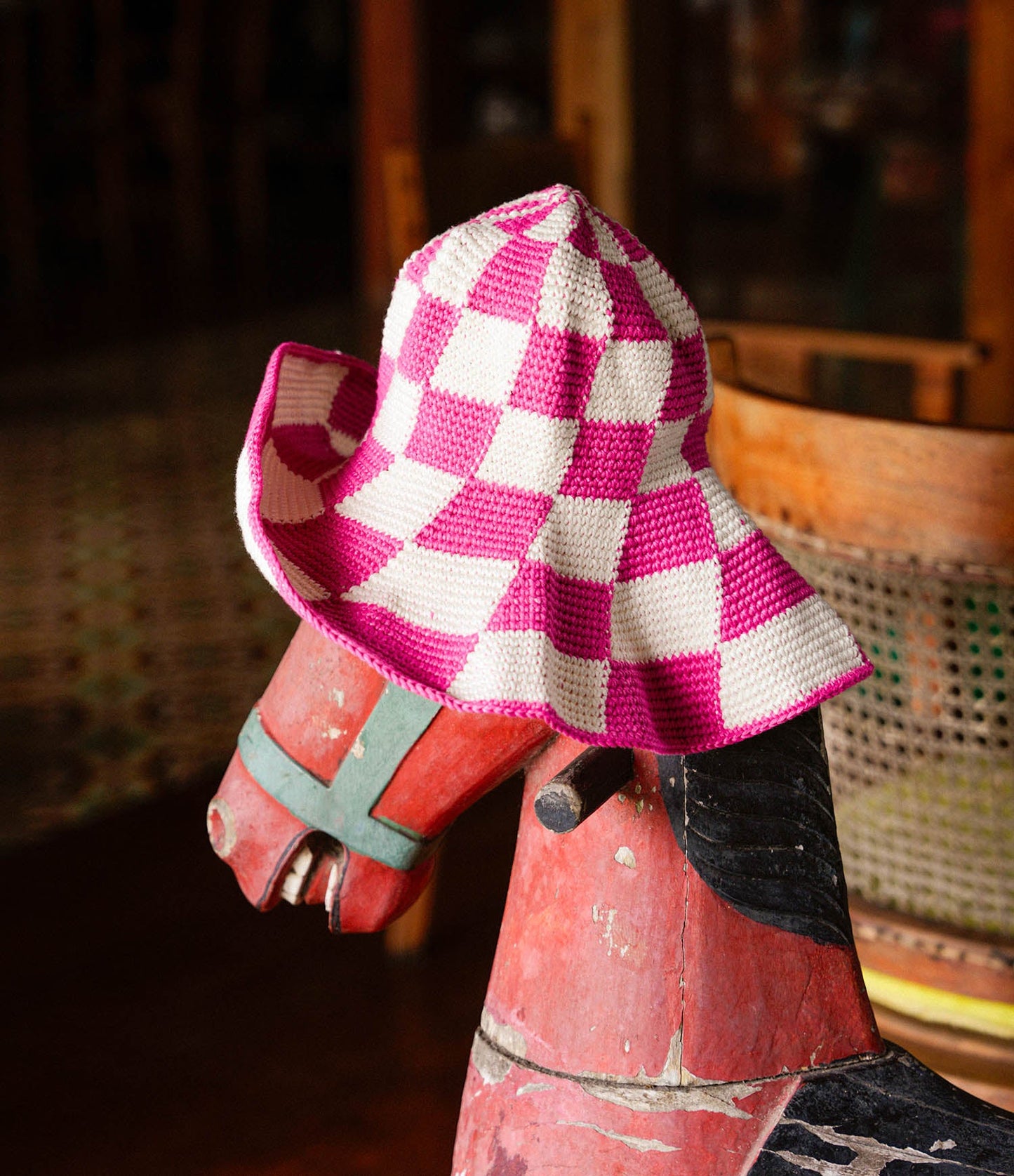 Gorro de crochet a cuadros SHILO en rosa y blanco