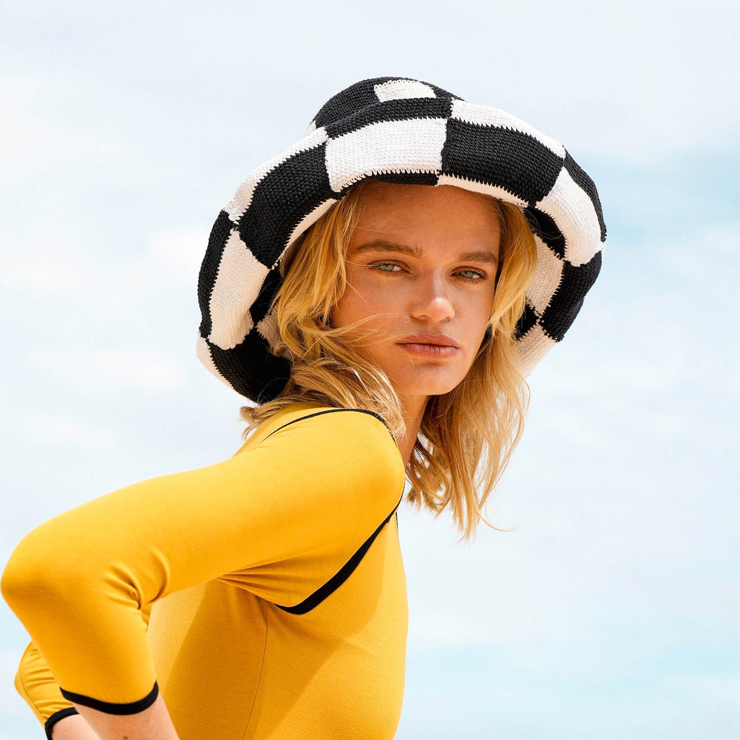 Gorro de crochet a cuadros SHILO en blanco y negro
