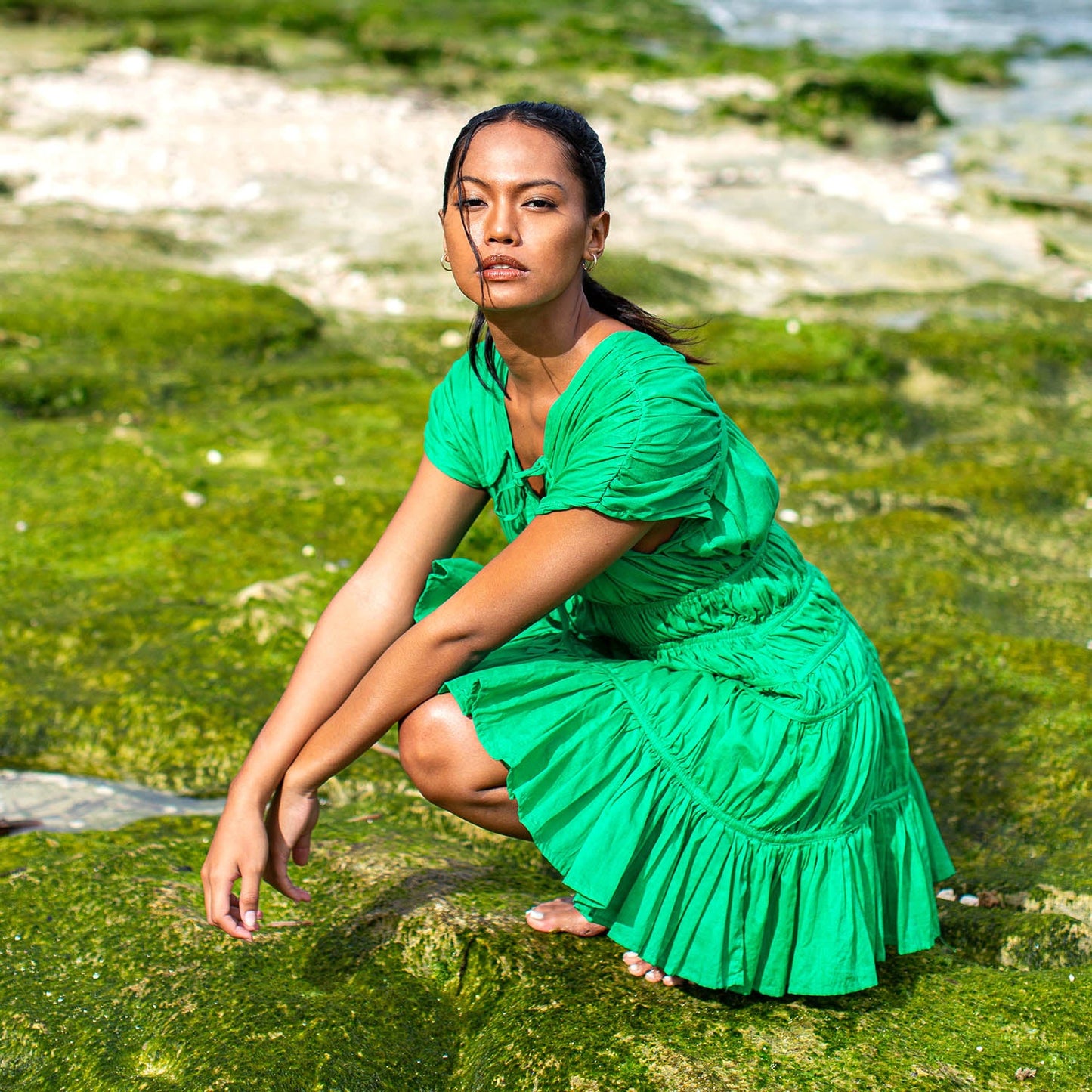 Vestido con volantes SRIKANDI en verde Kelly