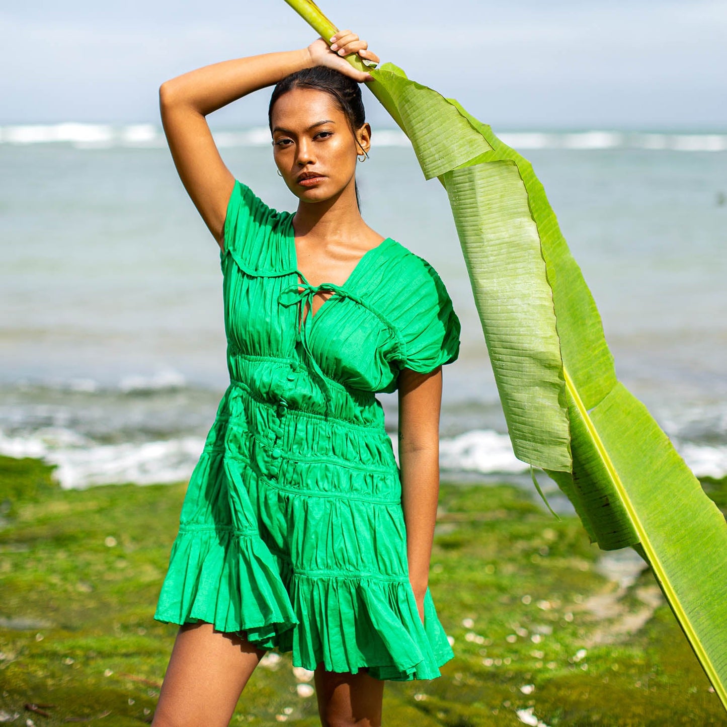 Vestido con volantes SRIKANDI en verde Kelly