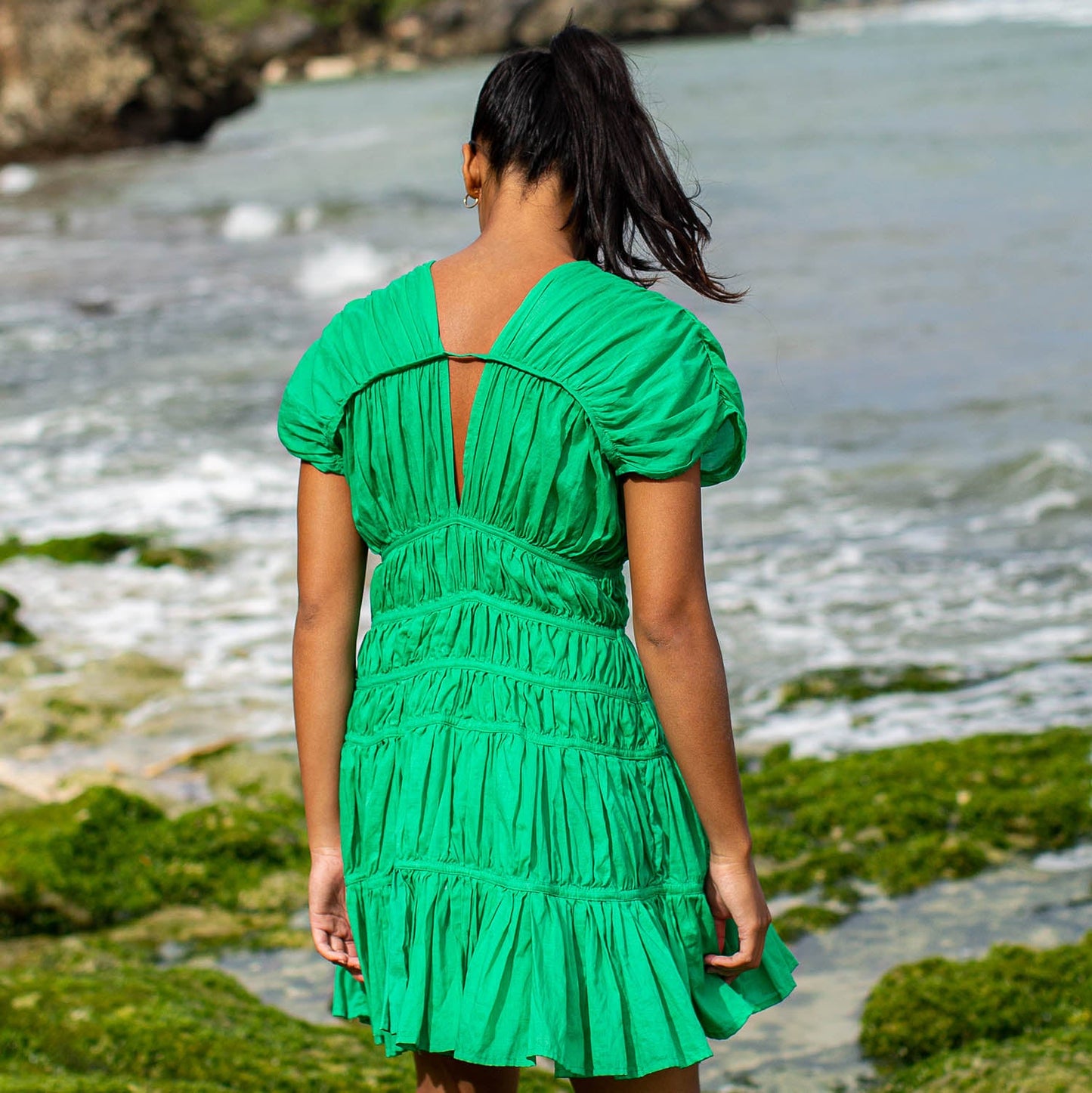 Vestido con volantes SRIKANDI en verde Kelly