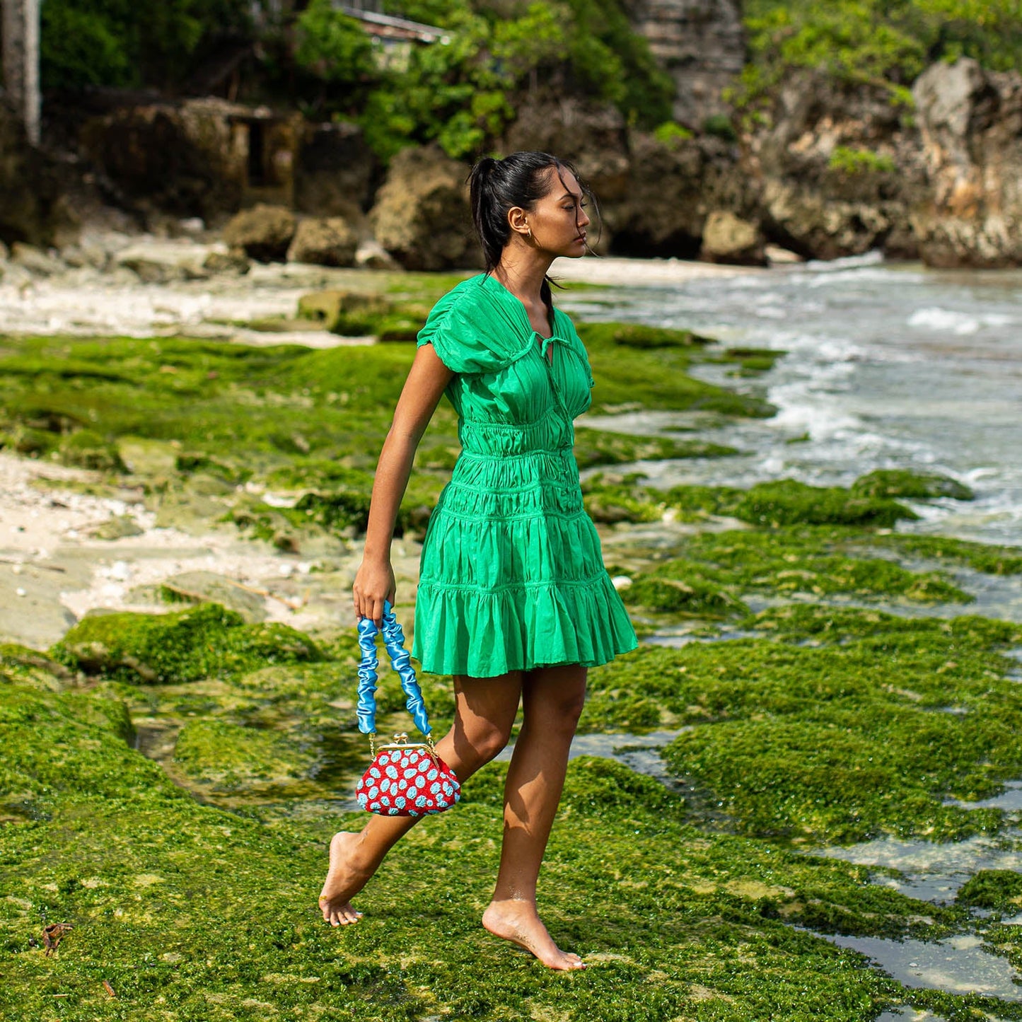 Vestido con volantes SRIKANDI en verde Kelly