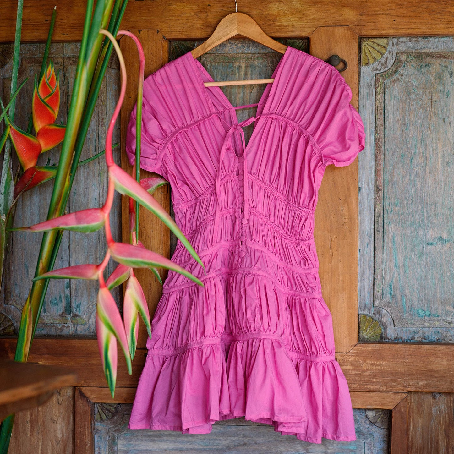 Vestido con volantes SRIKANDI en rosa guayaba