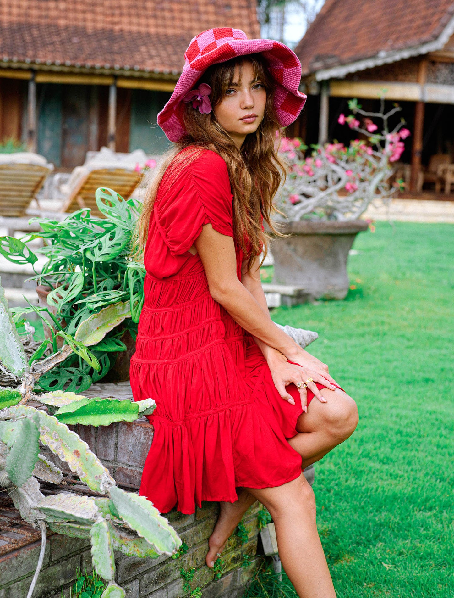 Vestido con volantes SRIKANDI en rojo escarlata