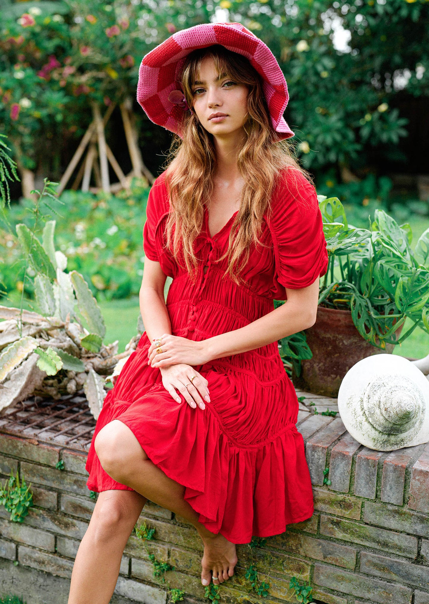 Vestido con volantes SRIKANDI en rojo escarlata